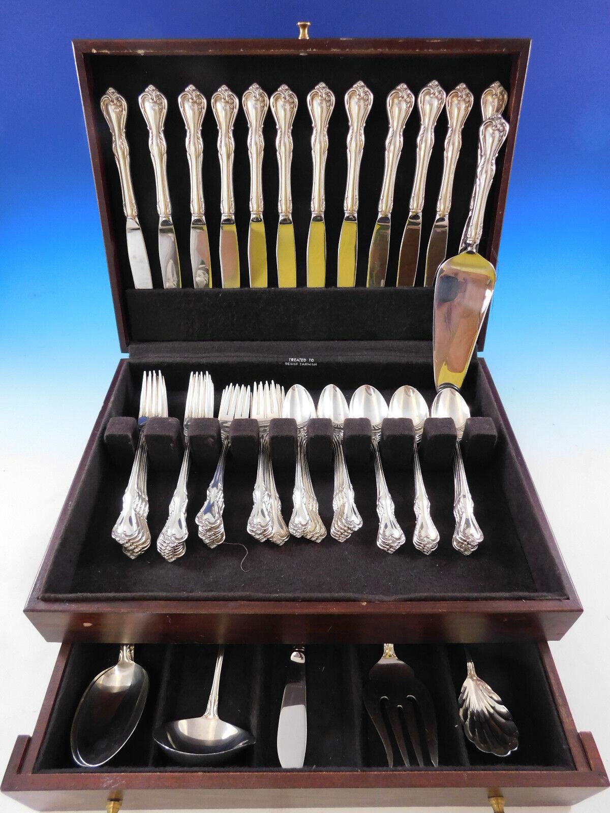 Splendido set di posate in argento sterling Rose Cascade di Reed & Barton - 67 pezzi. Questo set comprende:



12 coltelli, 9 1/8