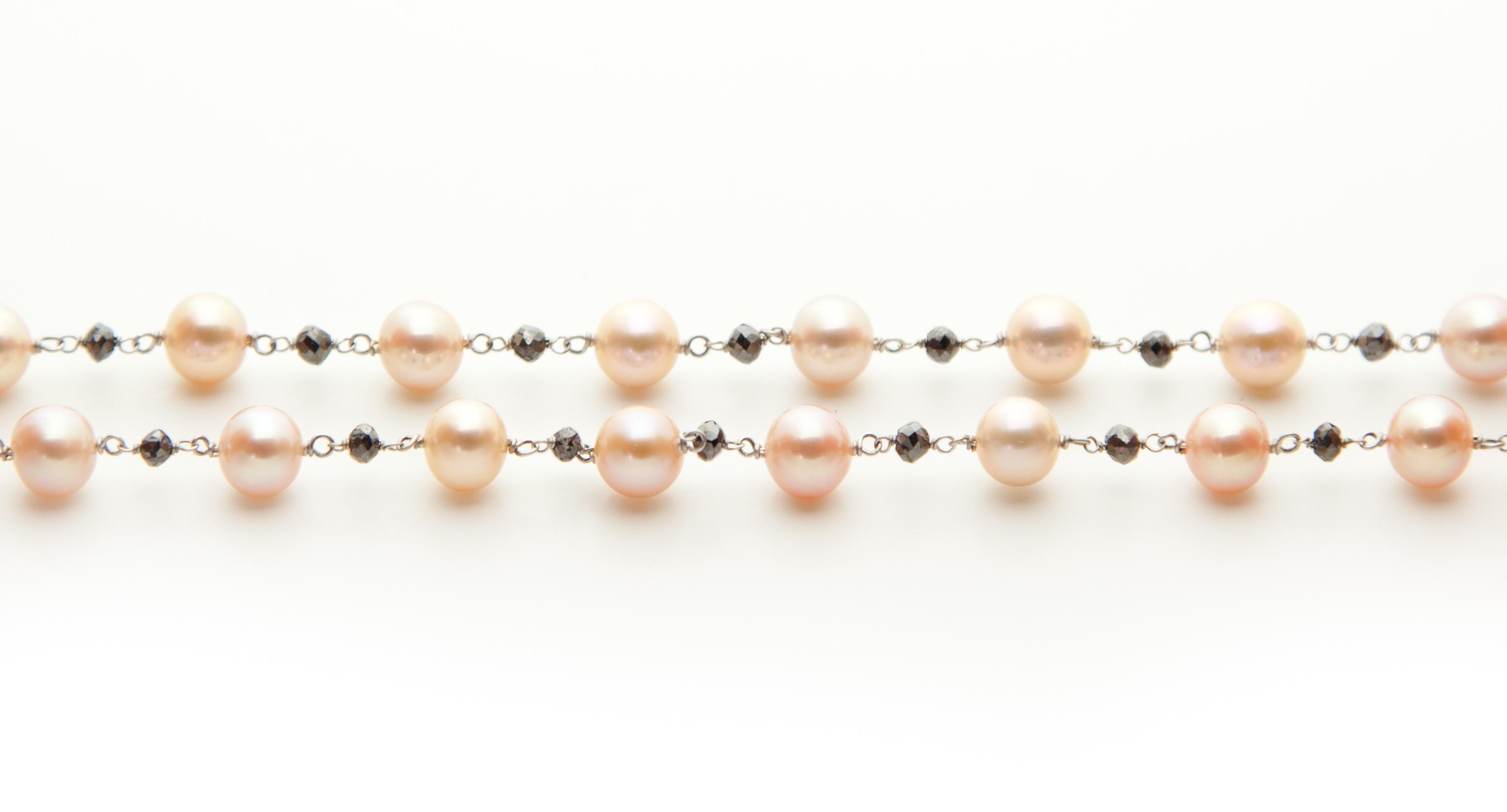 Ladies' necklace with alternating rose coloured freshwater pearls and black briolette diamonds in 18kt white gold, 38