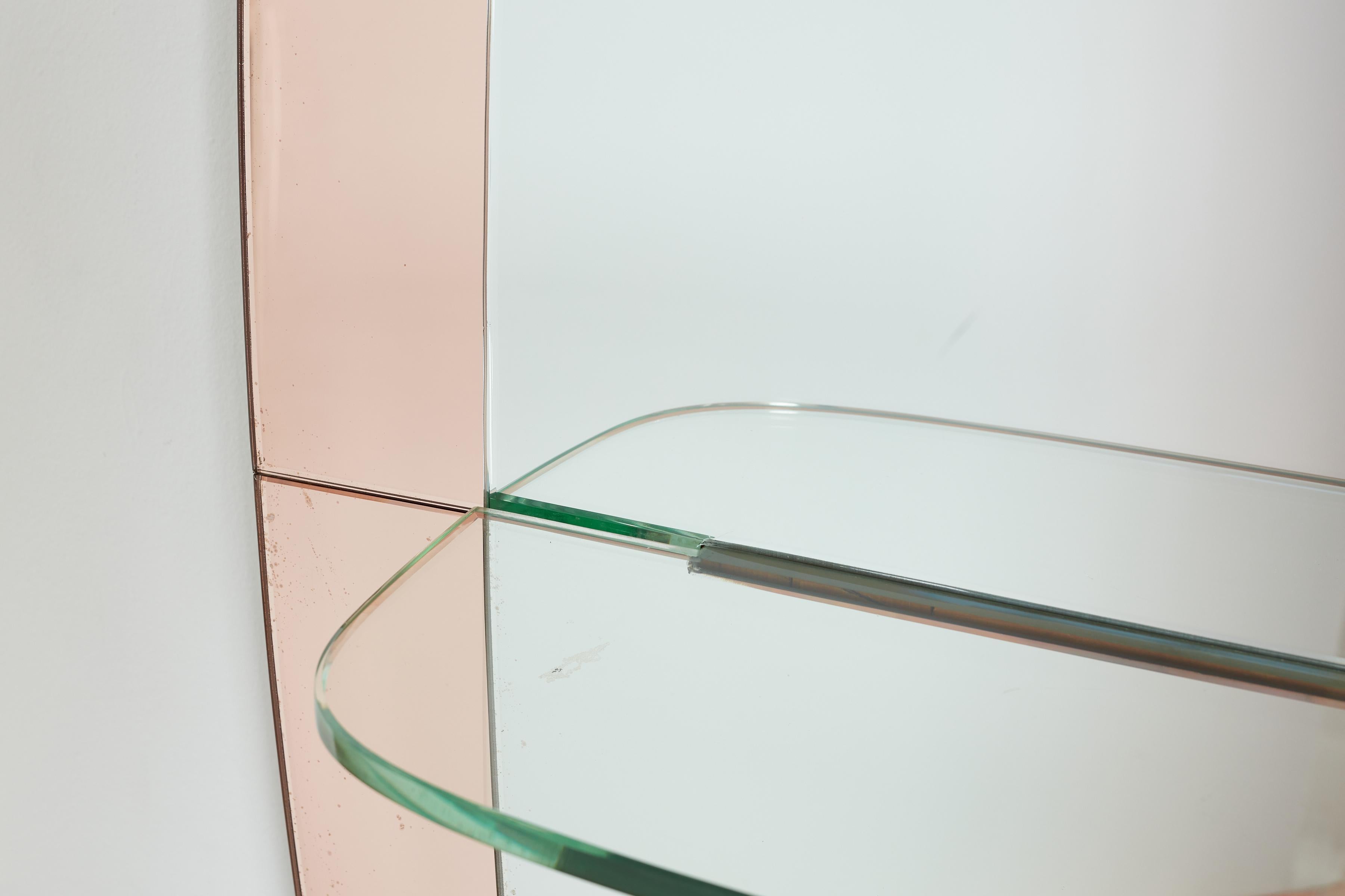 Miroir d'art cristal rose avec étagère Bon état - En vente à Beverly Hills, CA