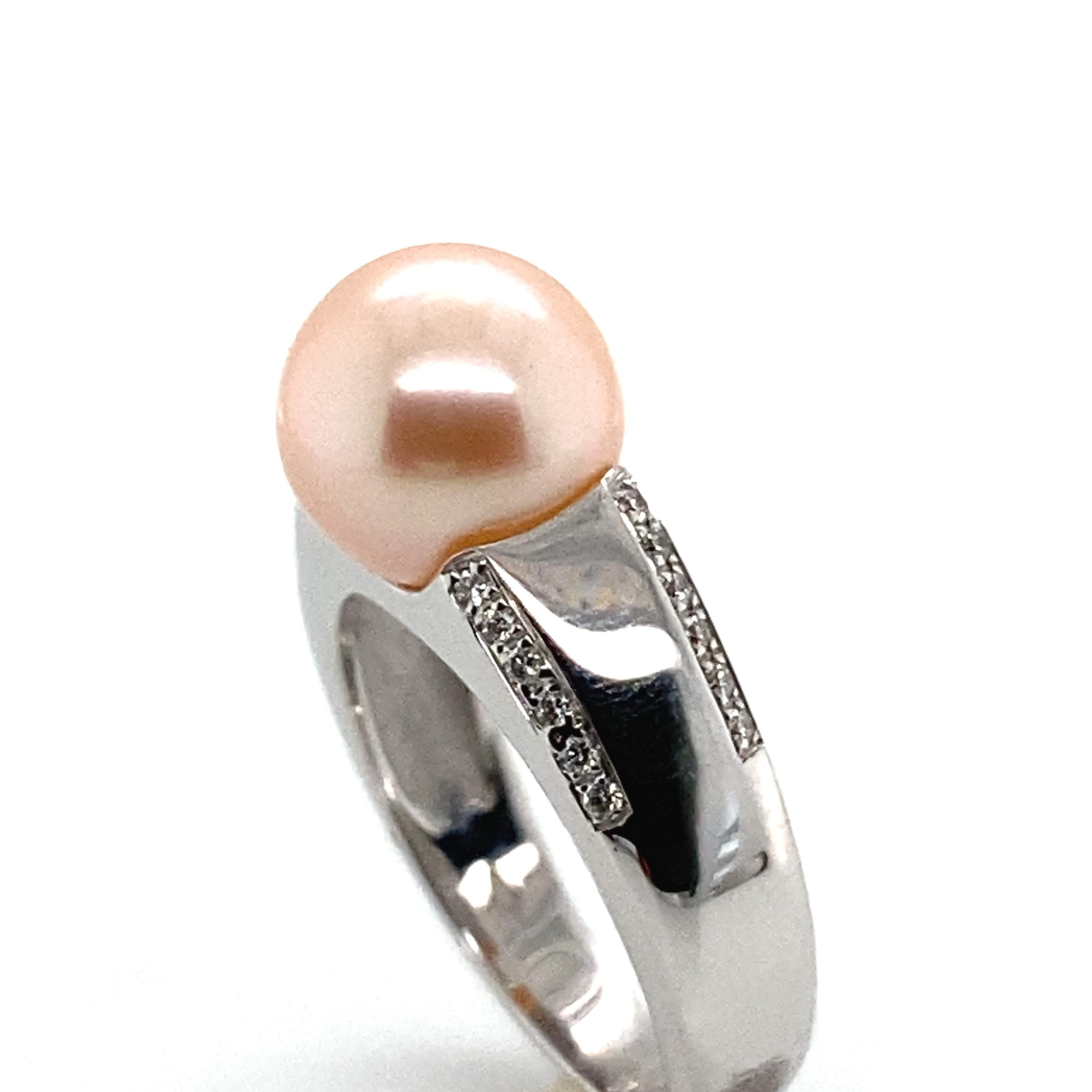 Tauchen Sie ein in zeitlose Eleganz mit diesem prächtigen Ring aus Weißgold, der mit einer wunderschönen rosa Zuchtperle und funkelnden Diamanten verziert ist. Ein wahres Schmuckkunstwerk, das alle Blicke auf sich zieht.

Die rosafarbene Zuchtperle