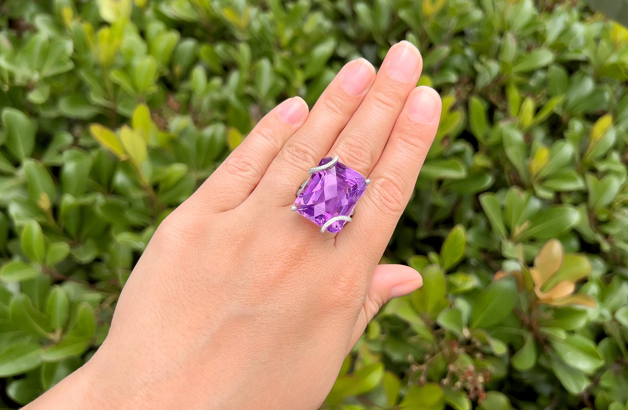 Amethyst  = 30 Karat
Schnitt: Rose  
Diamanten = 1 Karat
( Farbe: F, Reinheit: VS )
Metall: 18K Gold
Ringgröße: 6.25* US
*Die Größe kann kostenlos geändert werden.