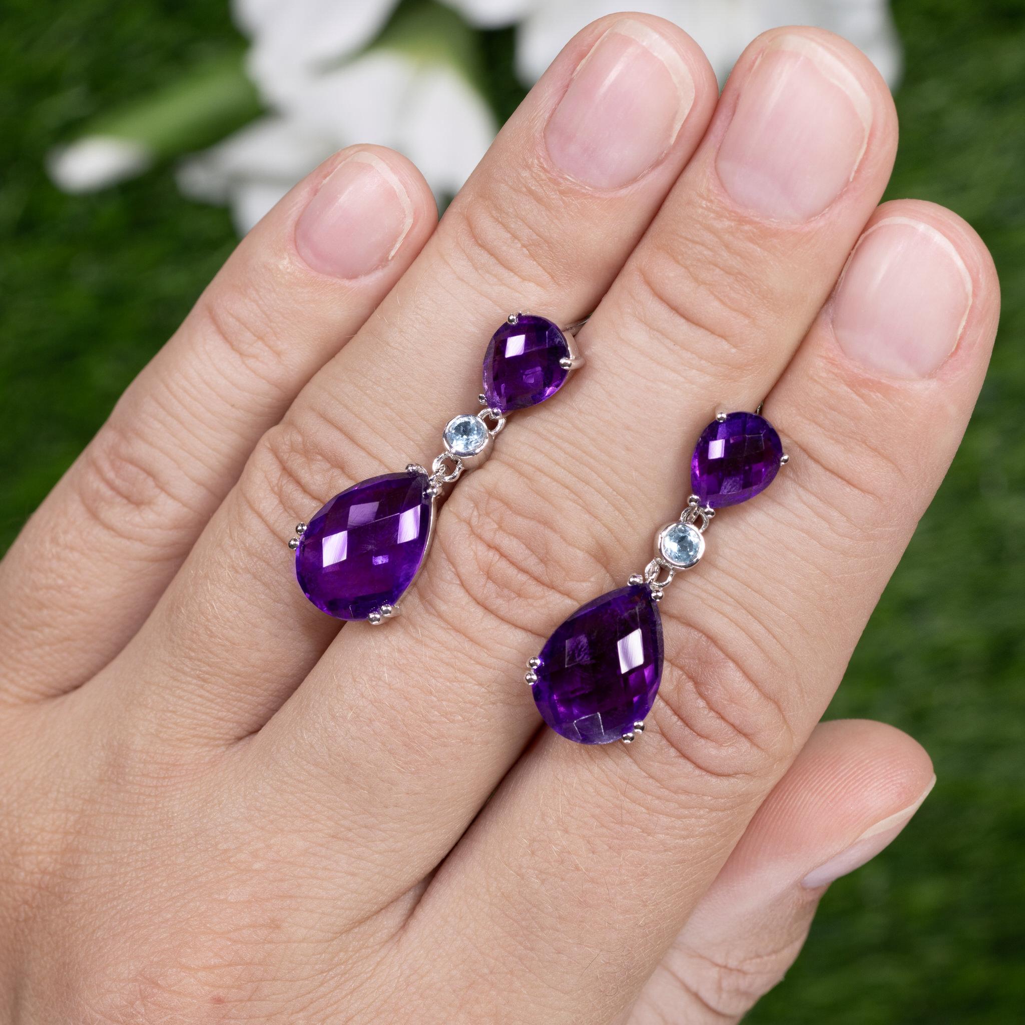 Es kommt mit dem Gemmologischen Gutachten von GIA GG/AJP
Alle Edelsteine sind natürlich
4 Amethyste = 11,60 Karat
2 Blautopase = 0,24 Karat
Metall: Rhodiniertes Sterling Silber
Abmessungen: 33 x 12 mm