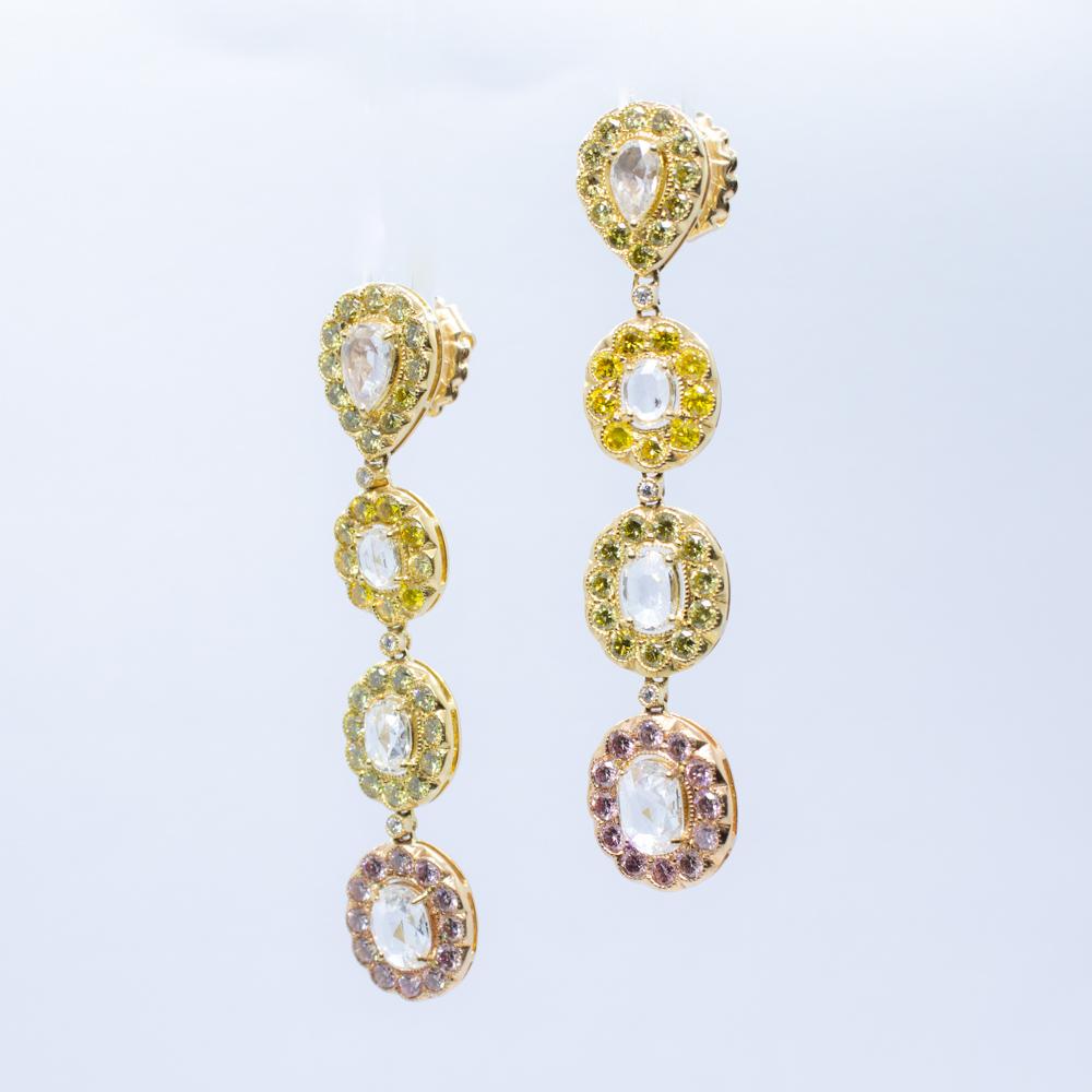 Boucles d'oreilles pendantes en or 18k avec diamant jaune

Mettant en vedette des diamants jaunes taillés en rose, ces élégantes boucles d'oreilles tombantes sont serties dans de l'or 18k. Poids total : 9,5 g.

Métal : or 18k  
Pierre principale :
