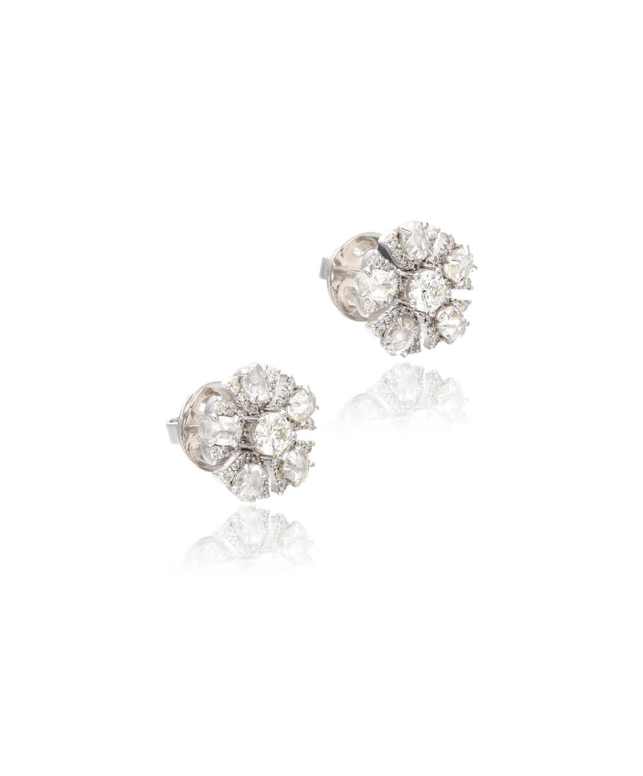 Very pretty Tulip shaped rose cut diamond and round brilliant diamond stud earrings in 18k gold.
Set with 10 rose cut diamonds, accented by 82 round brilliant diamonds.
The details are as follows :
Diamond weight : 1.10 carats ( 0.63 + 0.47) GH