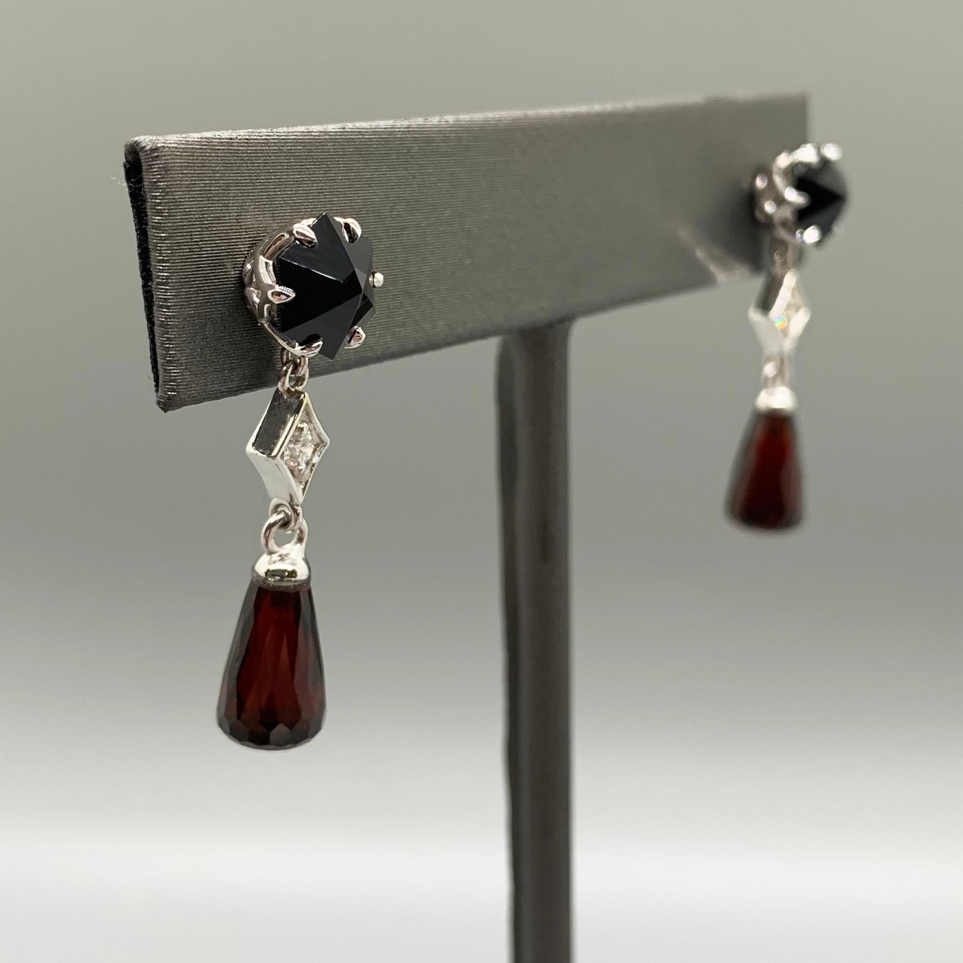 Boucles d'oreilles en WG 14k avec spinelle noir taillé en rose, diamant et grenat rouge Briolette par G&G Neuf - En vente à Seattle, WA