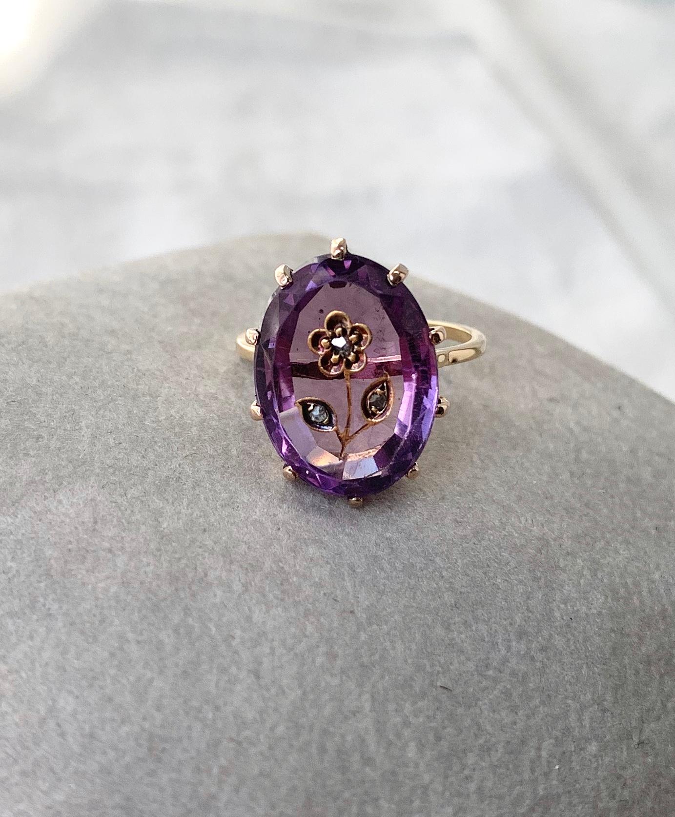 Eine atemberaubende antiken viktorianischen Intarsien Intaglio Amethyst Ring.  Der ovale:: facettierte Amethyst ist mit Gold eingelegt und mit Diamanten im Rosenschliff in einem Blumenmotiv der Rose von Sharon besetzt.  Die Kunstfertigkeit:: die für