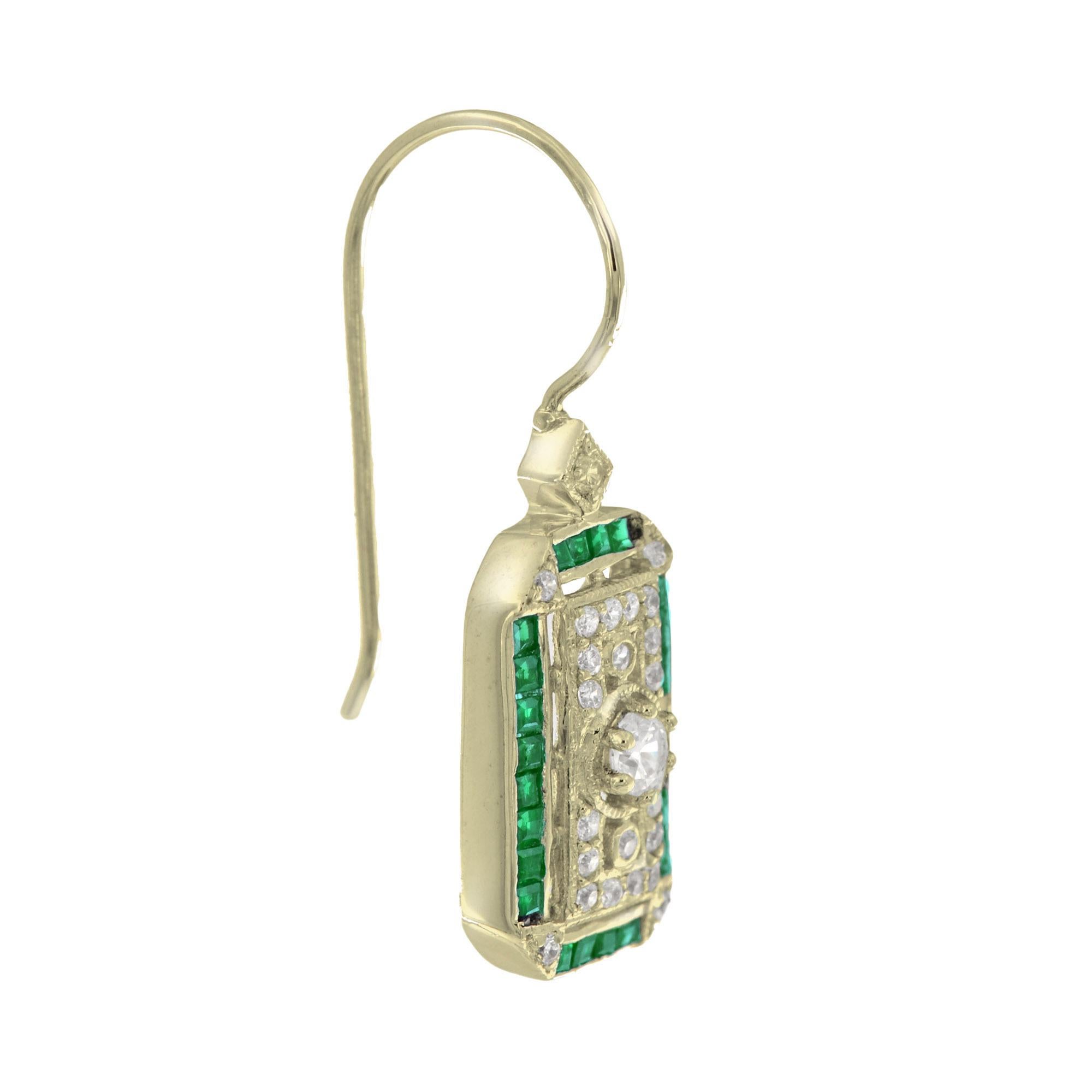 Ces boucles d'oreilles pendantes de style ancien sont ornées de diamants taillés en rose et d'émeraudes vibrantes, joliment serties dans un travail filigrané complexe. L'artisanat délicat met en valeur un charme vintage, offrant une élégance