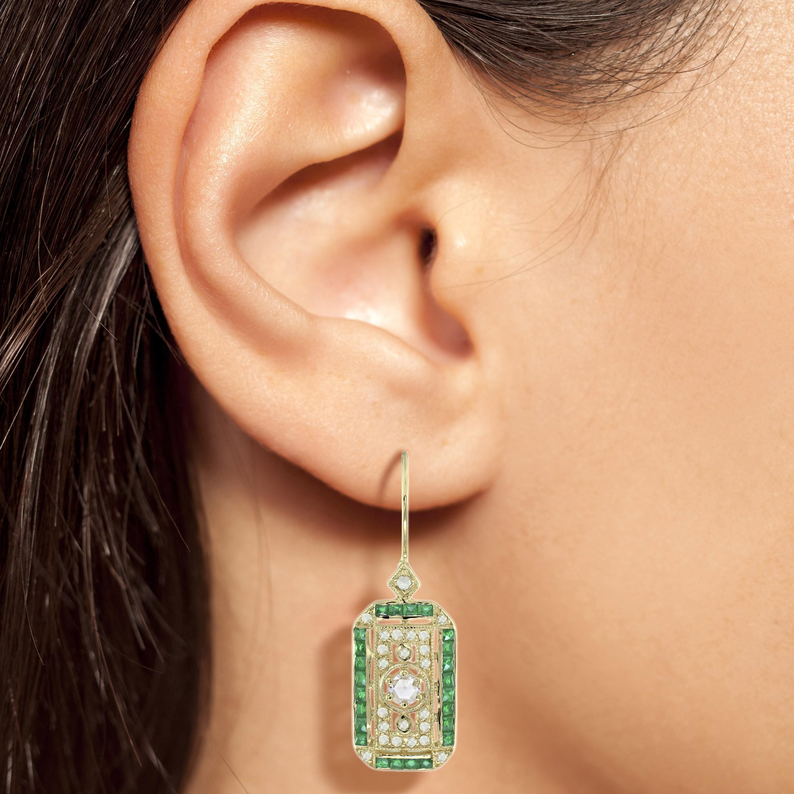 Boucles d'oreilles pendantes en or 14 carats avec diamants taillés en rose et émeraudes de style antique Neuf - En vente à Bangkok, TH