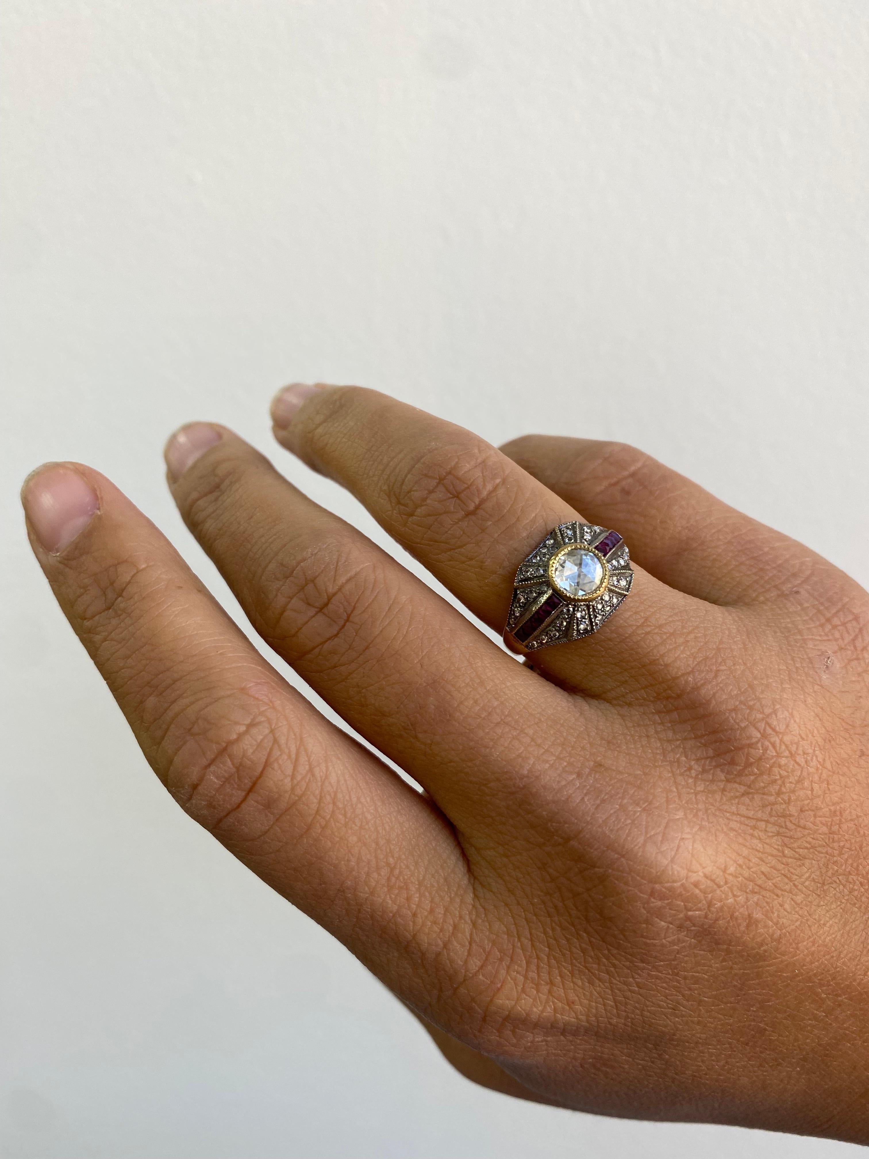 Ring mit Diamant und Rubin im Rosenschliff 

Schöner Art-Deco-Revival-Ring mit einem 0,40-Karat-Diamanten im Rosenschliff in der Mitte und stellaren Pflasterdiamanten, die den vorgestellten Diamanten umgeben. Diamantgewicht von insgesamt 1 über