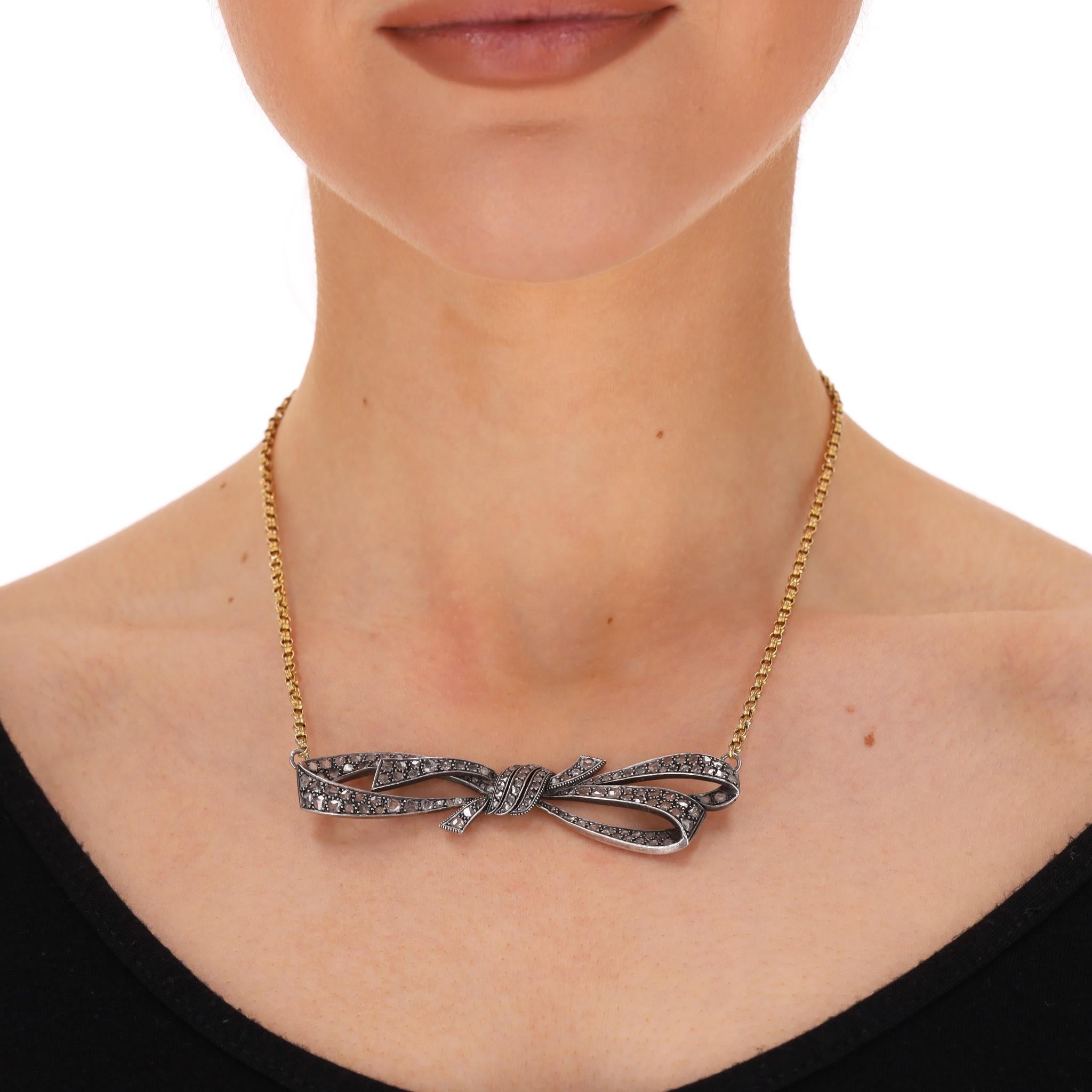 Collier à nœuds en diamant taillé en rose, de style géorgien, en or 15ct

5,6 ct de diamants anciens de taille rose sertis dans un grand nœud, qui est attaché à une chaîne en or 15k. 

129 diamants taillés en rose d'une valeur totale de