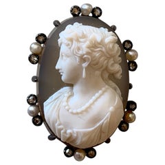 Cameo-Anhänger-Brosche aus 18 Karat Gold mit Diamant im Rosenschliff und viktorianischem Hartstein, Französisch