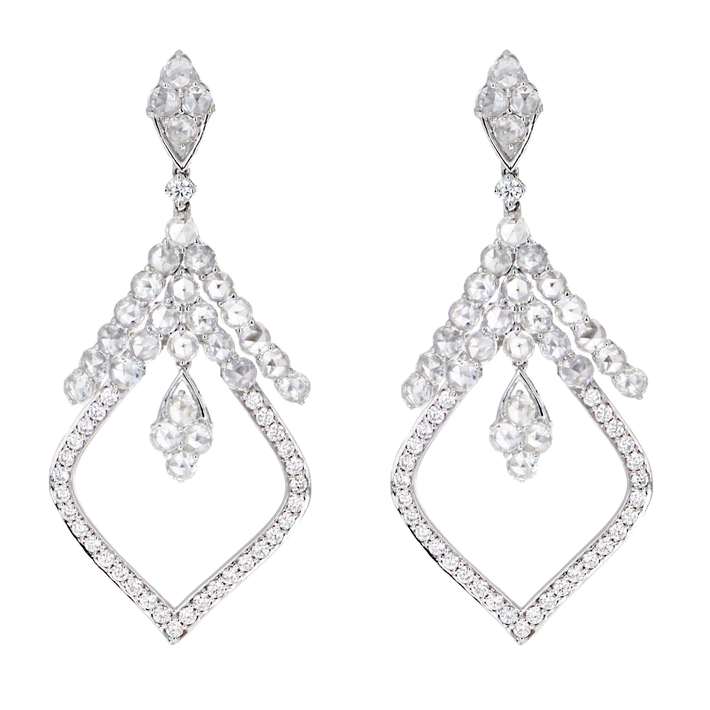 Questi orecchini pendenti a forma di lampadario in oro bianco da 18 carati sono una dimostrazione di eleganza senza tempo. Ogni orecchino è caratterizzato da quattro squisiti diamanti con taglio a rosa nella parte superiore, che si trasformano in