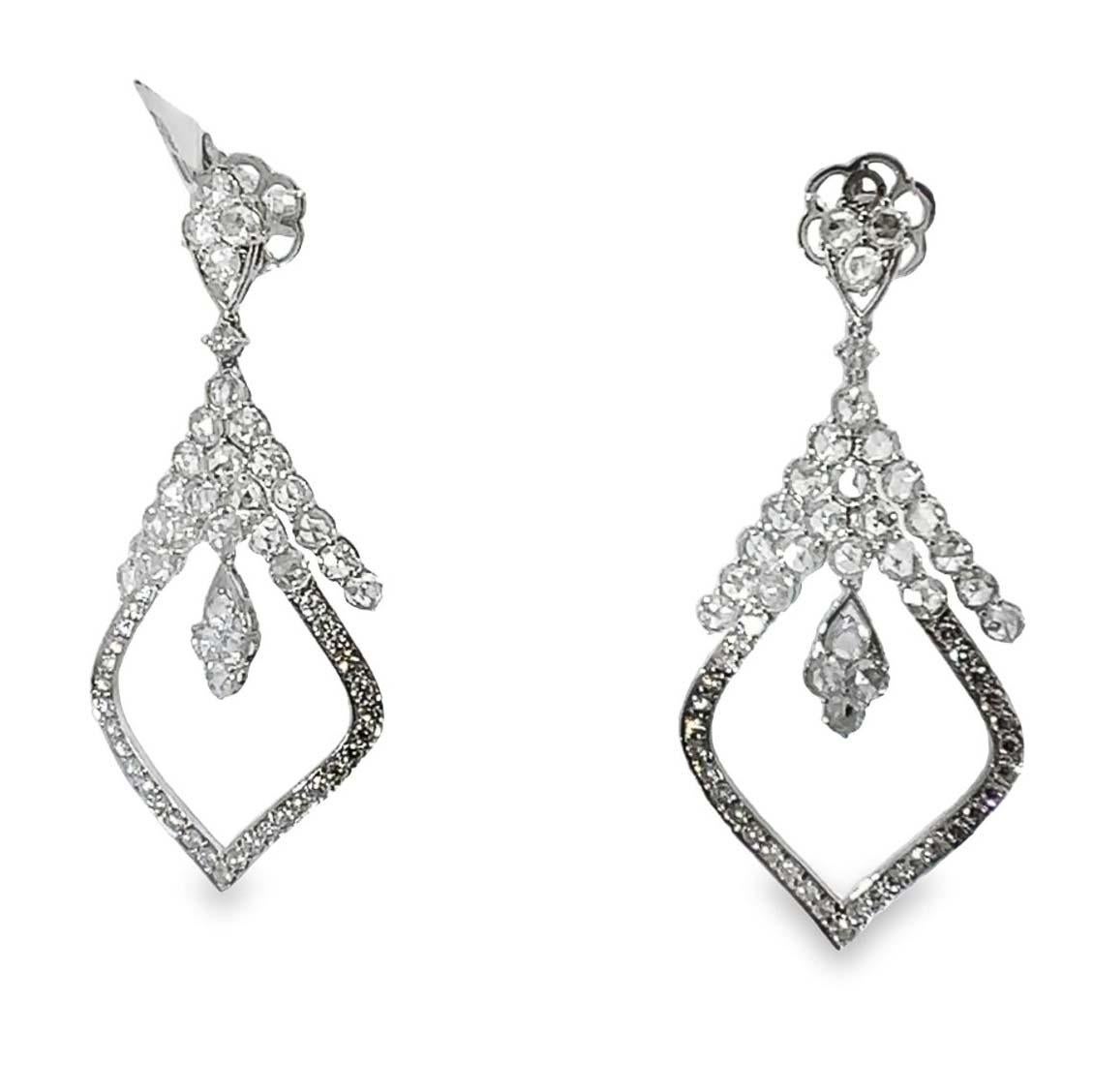 Contemporaneo Orecchini pendenti con diamante in vendita