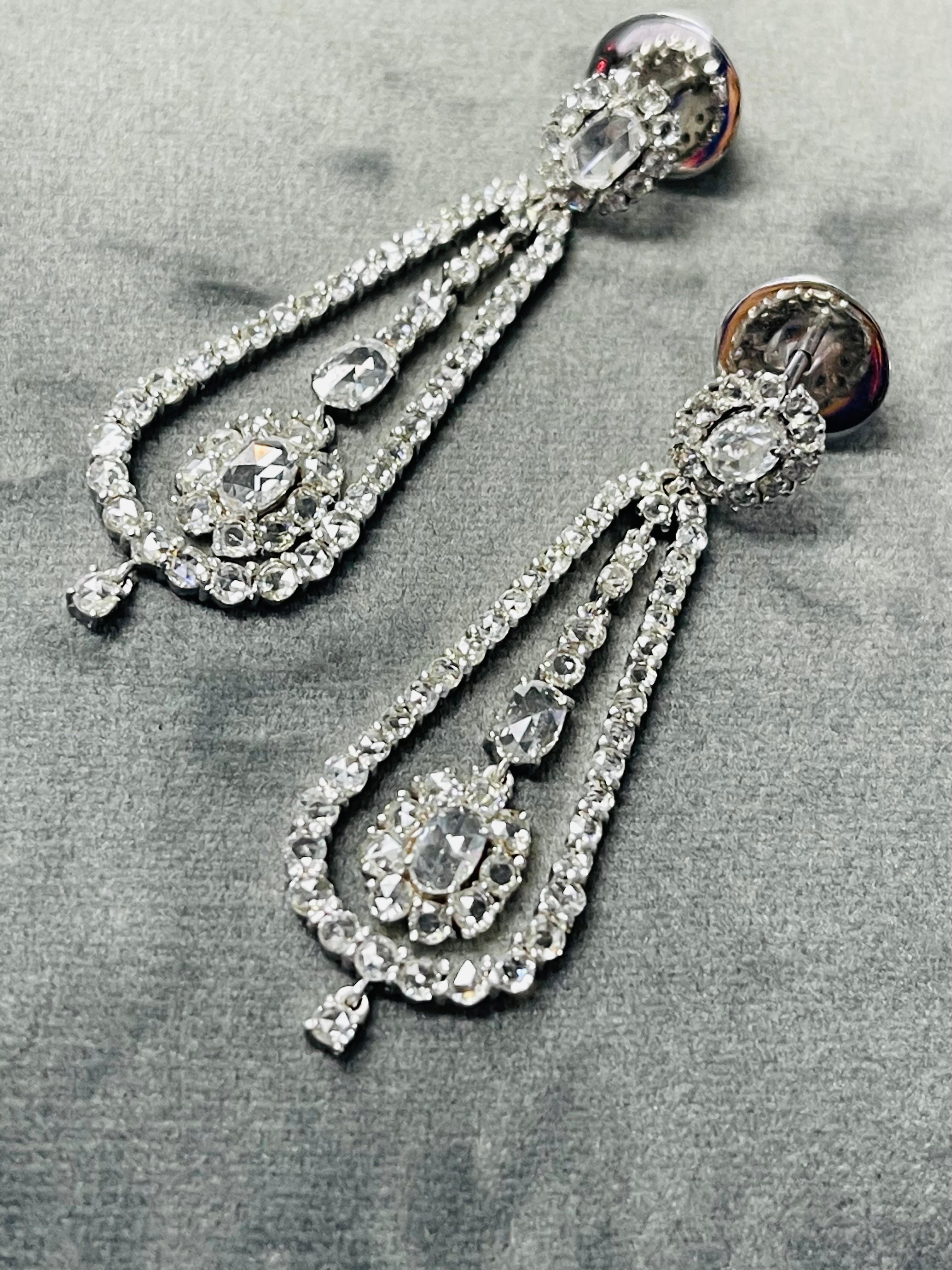 Taille rose Boucles d'oreilles chandelier en or blanc 18 carats et diamants taillés en rose.  en vente