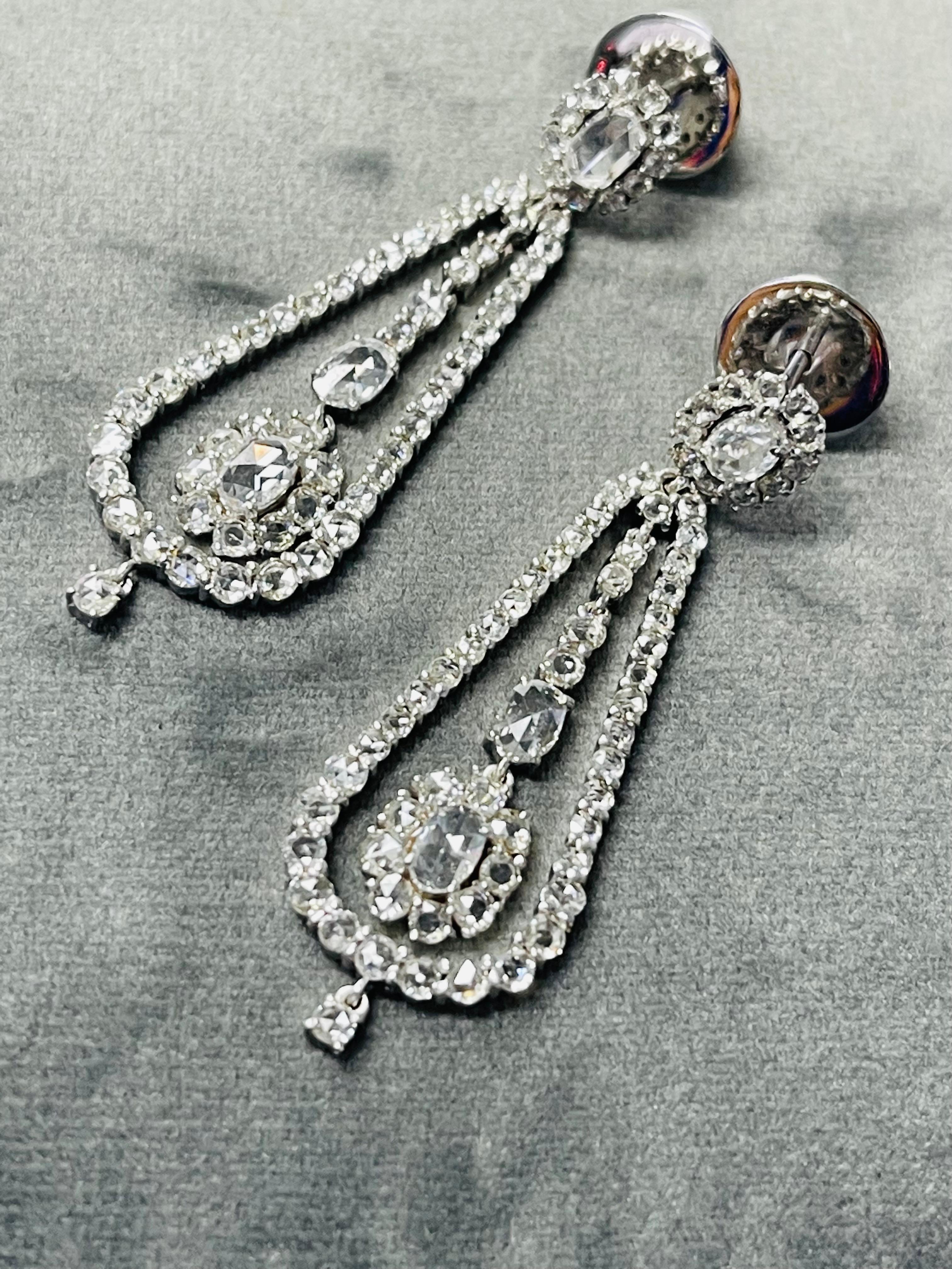 Taille rose Boucles d'oreilles chandelier en or blanc 18 carats et diamants taillés en rose. en vente