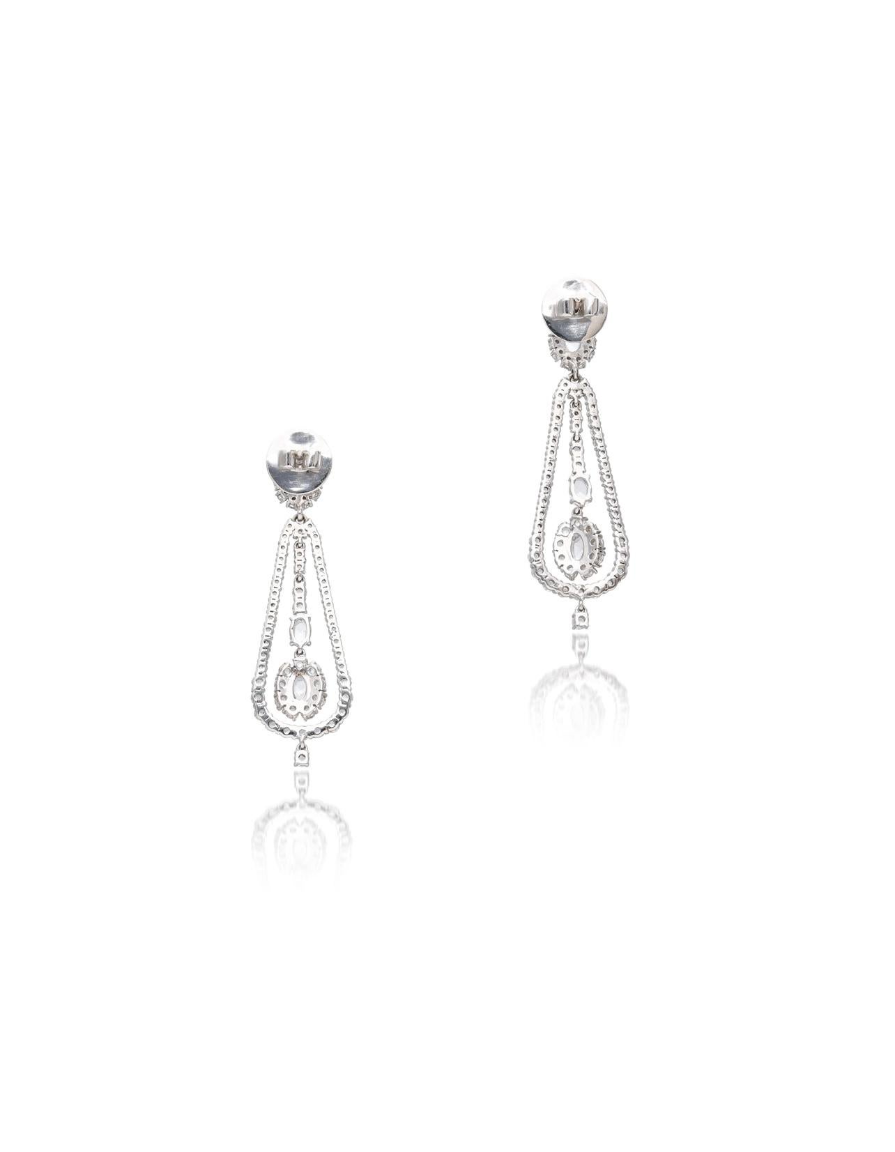 Contemporain Boucles d'oreilles chandelier en or blanc 18 carats et diamants taillés en rose. en vente