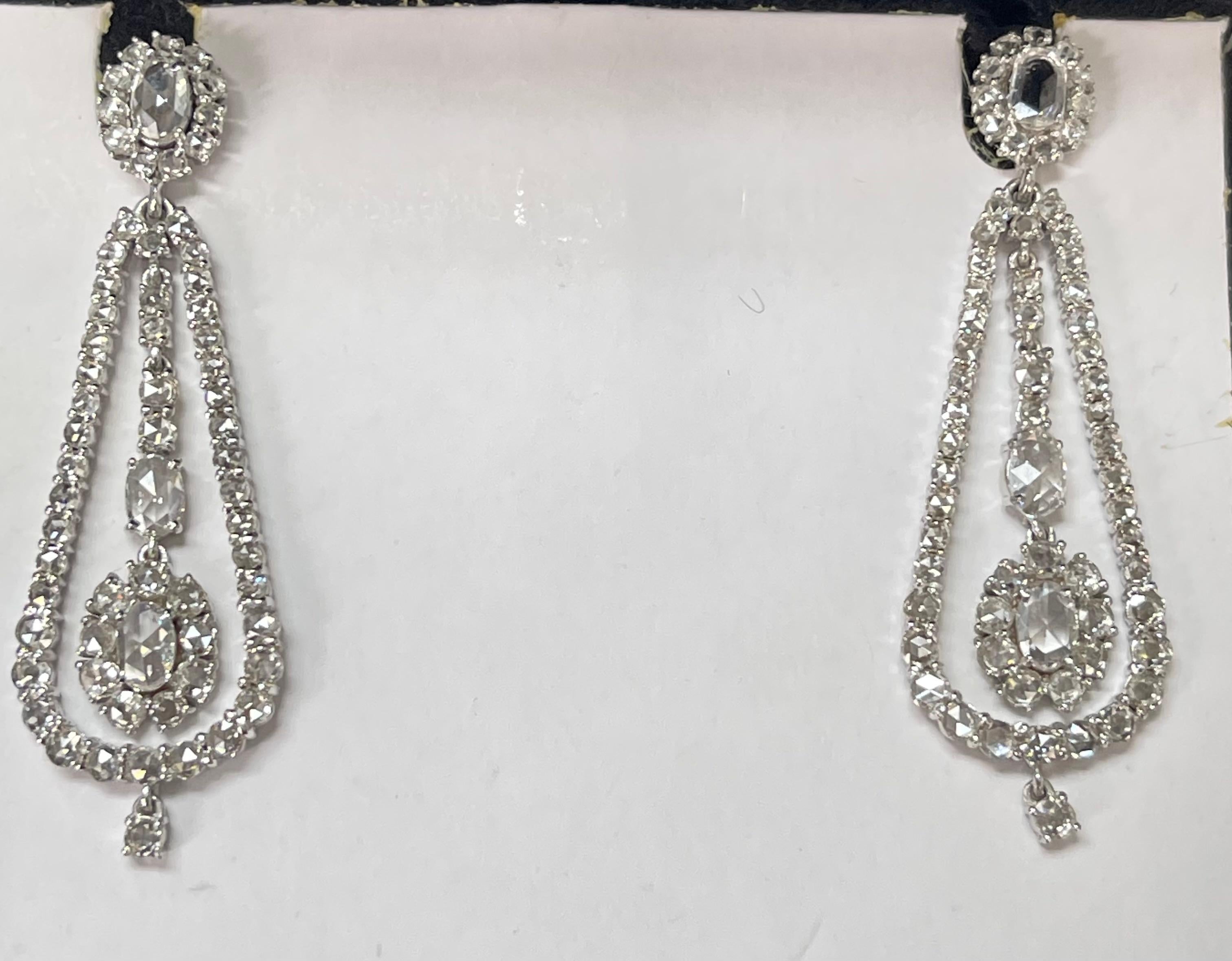 Boucles d'oreilles chandelier en or blanc 18 carats et diamants taillés en rose. en vente 5