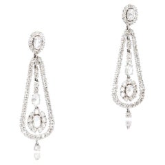 Boucles d'oreilles chandelier en or blanc 18 carats et diamants taillés en rose. 