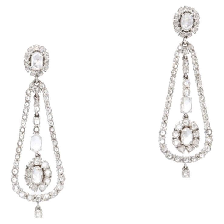 Boucles d'oreilles chandelier en or blanc 18 carats et diamants taillés en rose.  en vente