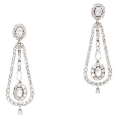 Boucles d'oreilles chandelier en or blanc 18 carats et diamants taillés en rose. 