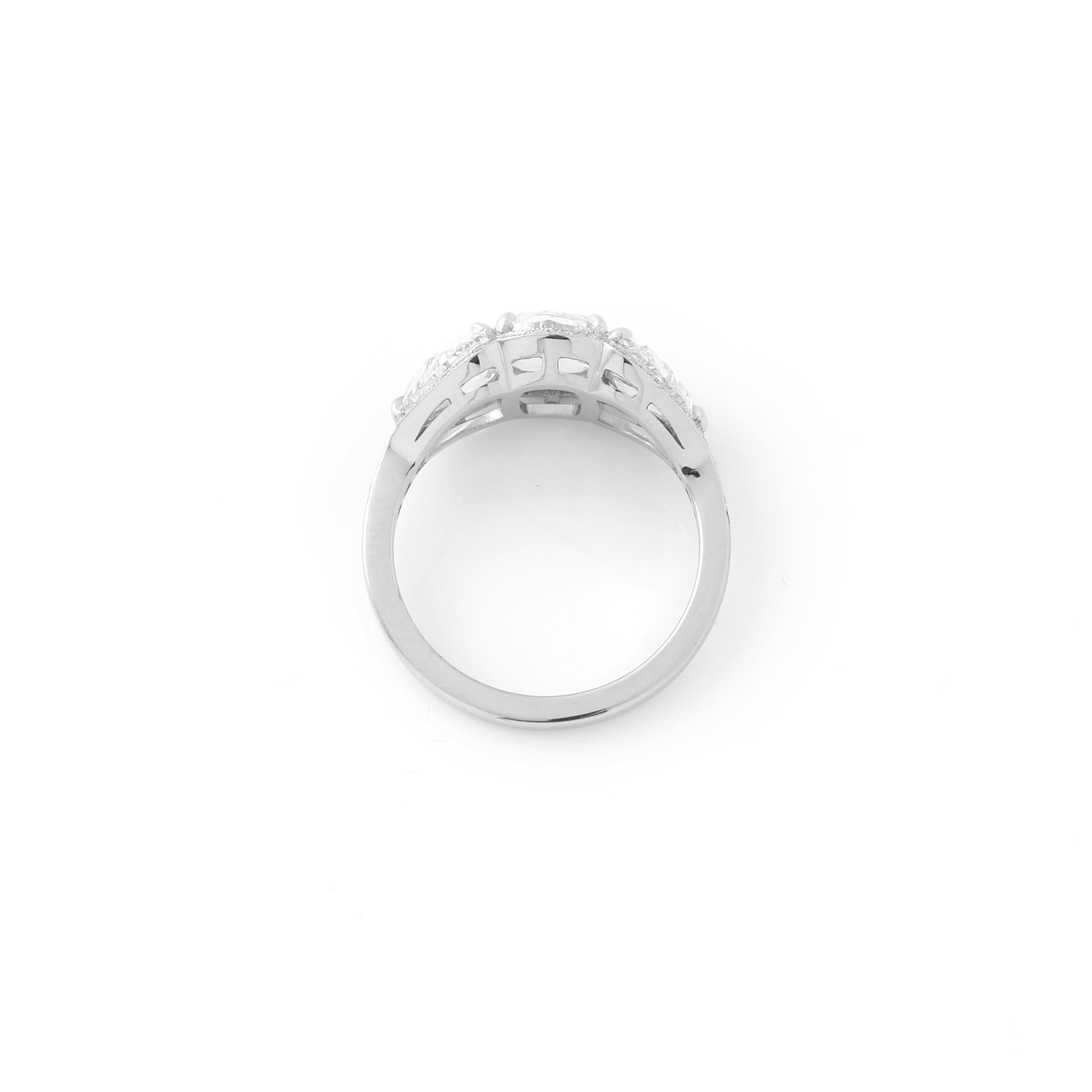 Ring mit drei Steinen im Rosenschliff und Diamant im Kissenschliff in Birnenform, 2,71 Karat, F/G VS im Zustand „Neu“ im Angebot in New York, NY