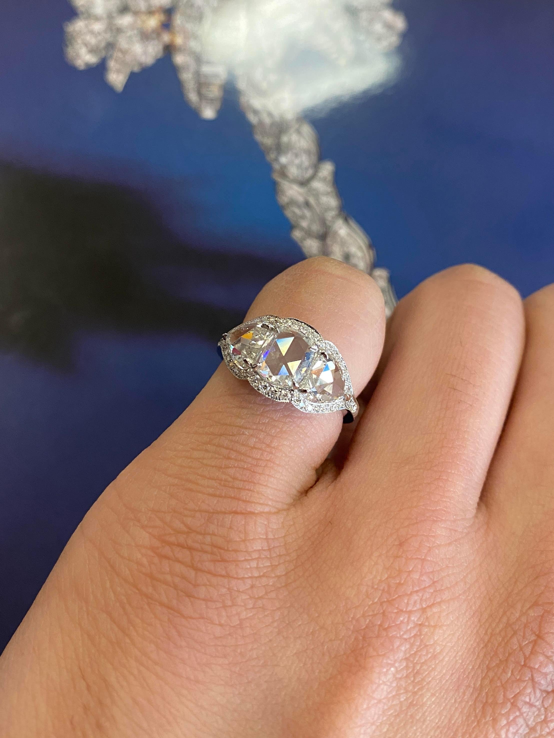 Ring mit drei Steinen im Rosenschliff und Diamant im Kissenschliff in Birnenform, 2,71 Karat, F/G VS für Damen oder Herren im Angebot