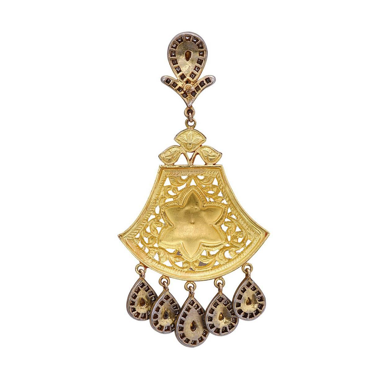 Antique looking intricately carved earring in 14K Yellow Gold & Silver. This earring dangles and have small pear drop pave & rose cut diamond and pretty flower motif in center.
Closure: push post

14k:17.01g,
Diamond:4.24ct                          