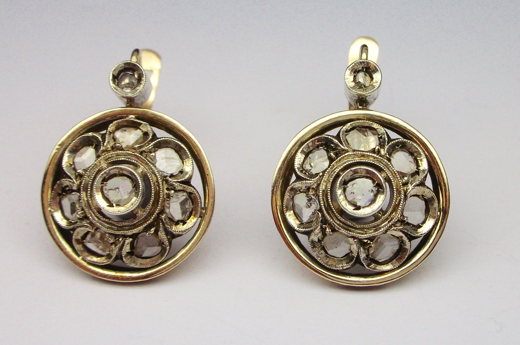 Italienische Ohrringe aus Gold und Silber mit Diamanten im Rosenschliff. Mit Hebelverschluss auf der Rückseite, aus dem Ende des 18.