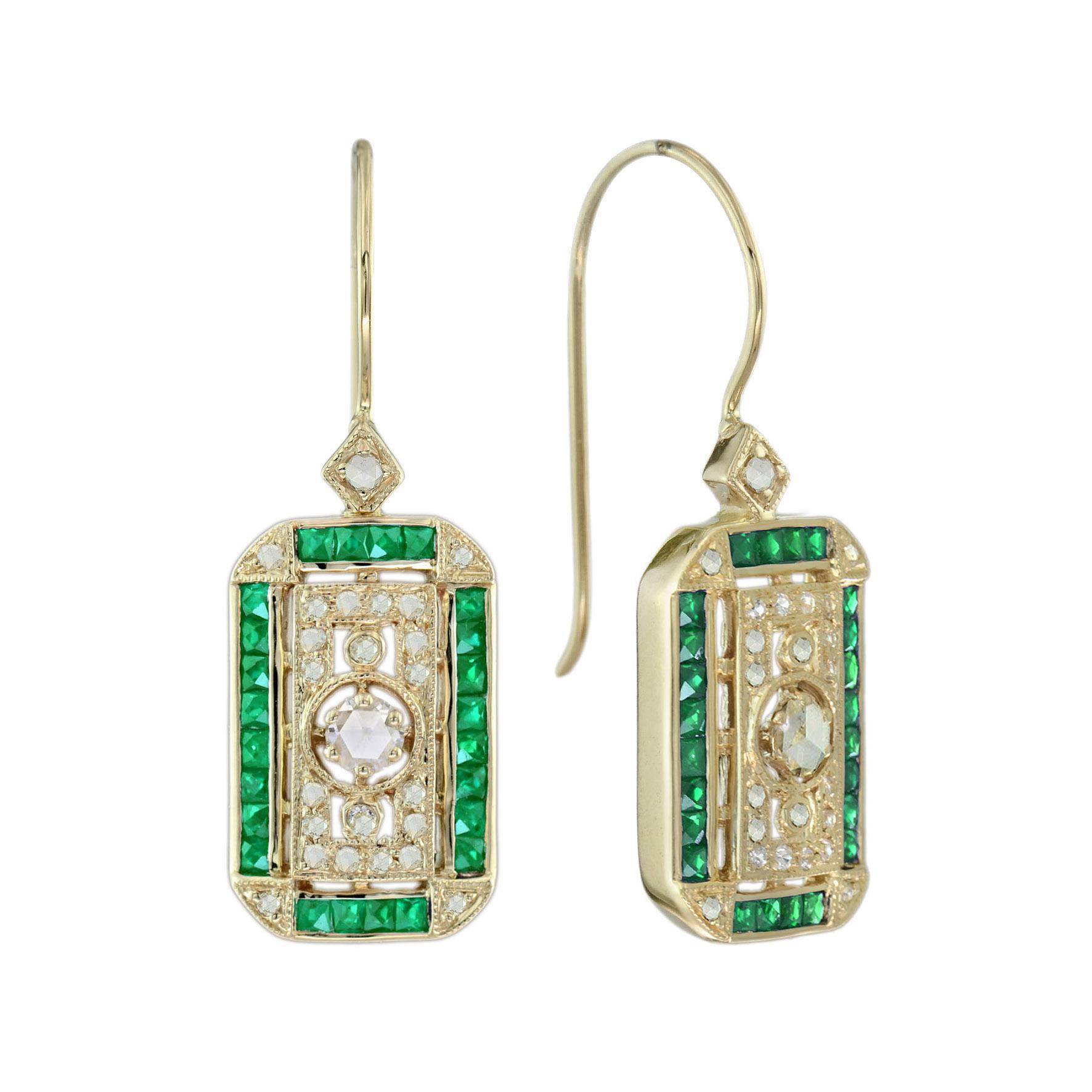 Cette parure de pendentifs et de boucles d'oreilles en filigrane de style antique, composée de diamants taillés en rose et d'émeraudes vibrantes, crée un charme vintage intemporel. Le design filigrane complexe témoigne d'un savoir-faire