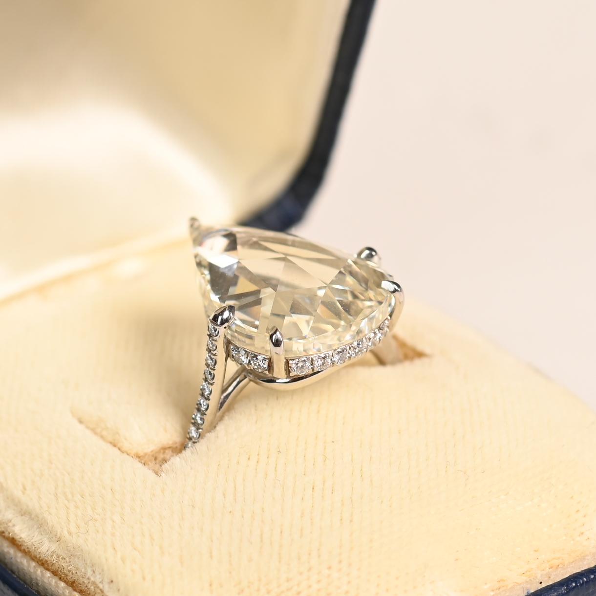 Questo squisito anello in platino e diamanti �è una vera e propria dichiarazione di eleganza e bellezza senza tempo. Il suo cuore è costituito da uno splendido diamante a forma di pera e taglio rosa da 6,00 carati che cattura e riflette la luce con