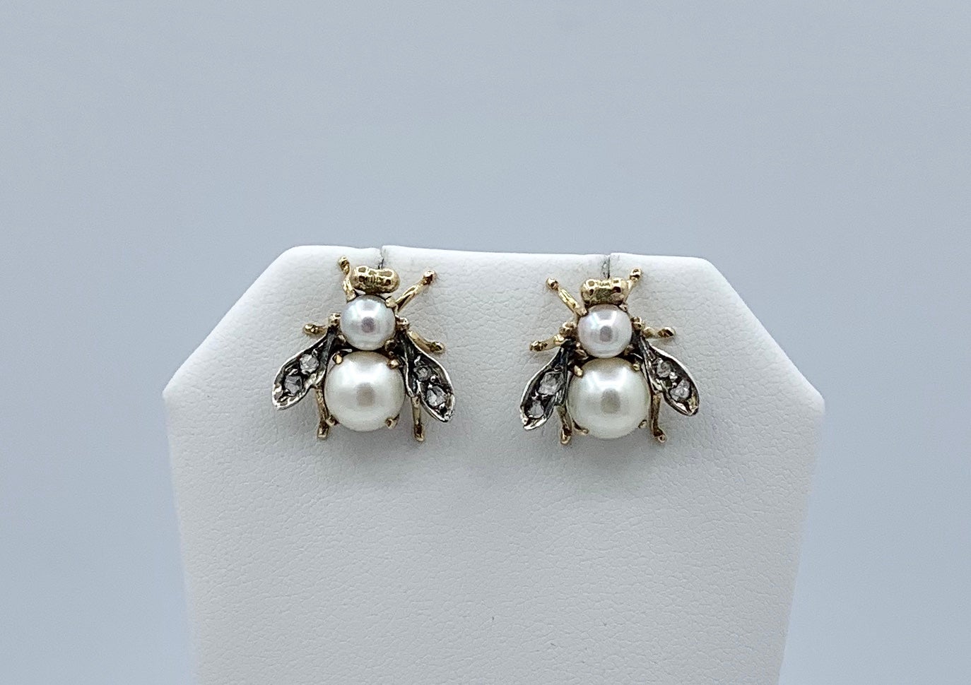 Dies ist ein wunderbares Paar seltener antiker viktorianischer Fliegeninsekten-Ohrringe mit Diamanten im Rosenschliff und Perlen in 14 Karat Weiß- und Gelbgold.  Die viktorianischen und edwardianischen Insektenschmuckstücke sind von höchster
