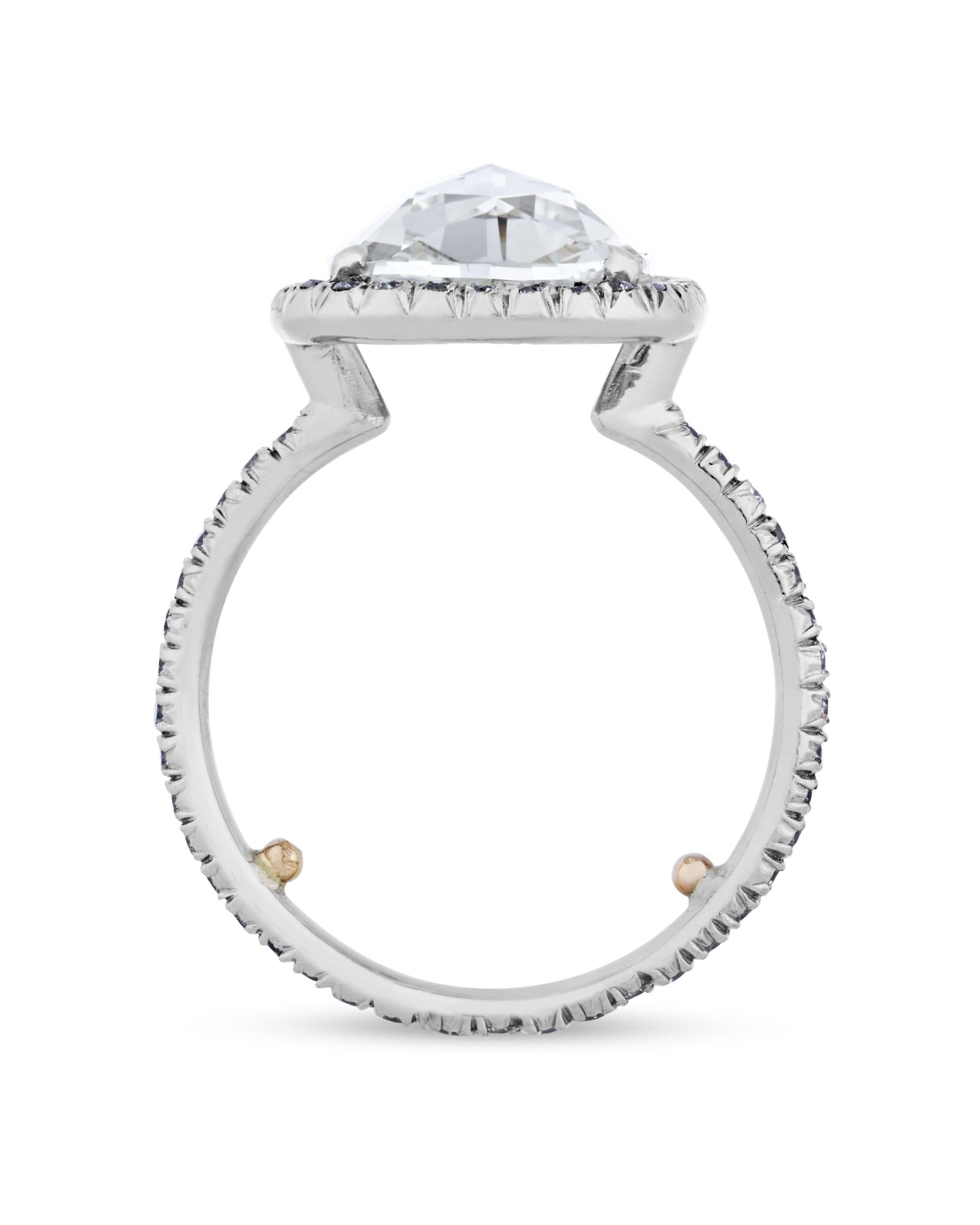 Este extraordinario anillo presenta un diamante de talla rosa en forma de cojín de un impresionante peso de 4,15 quilates, que ofrece una rara combinación de excepcional belleza y significado histórico. De color H-I y claridad VS1, el brillo del