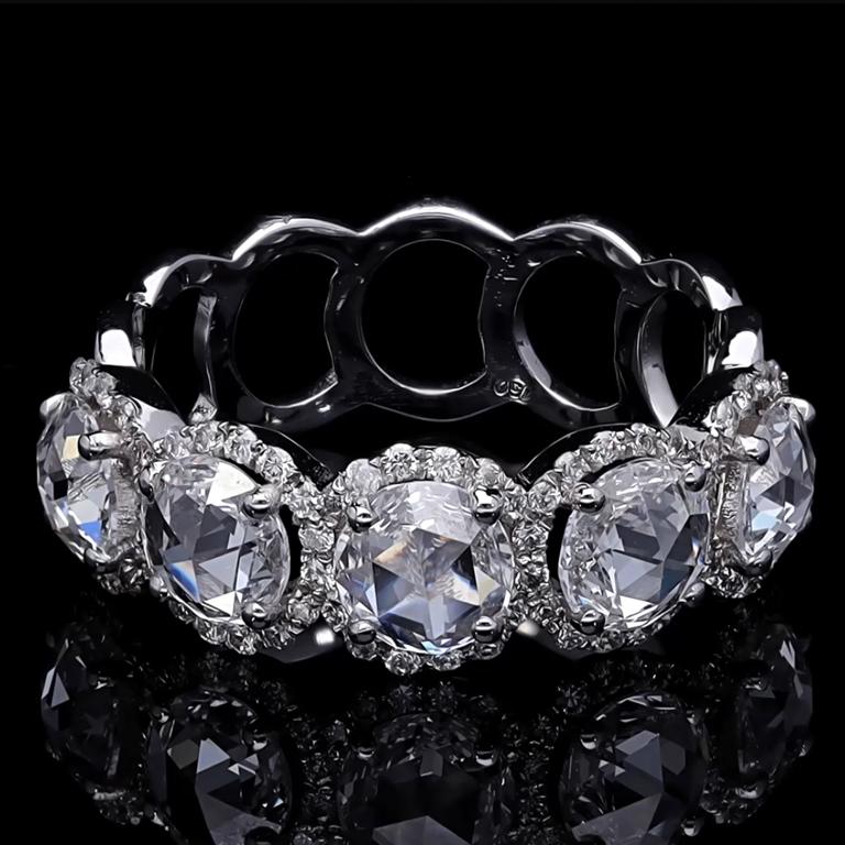 Willkommen im Istanbuler Diamantenhaus!
Dieser Ring besteht aus Diamanten im Rosenschliff und 18 Karat Gold. (1,50 ct Diamant im Rosenschliff und 0,37 ct runde Diamanten)
Er hat ein sehr modernes Design mit Diamanten im Rosenschliff.
Er glänzt