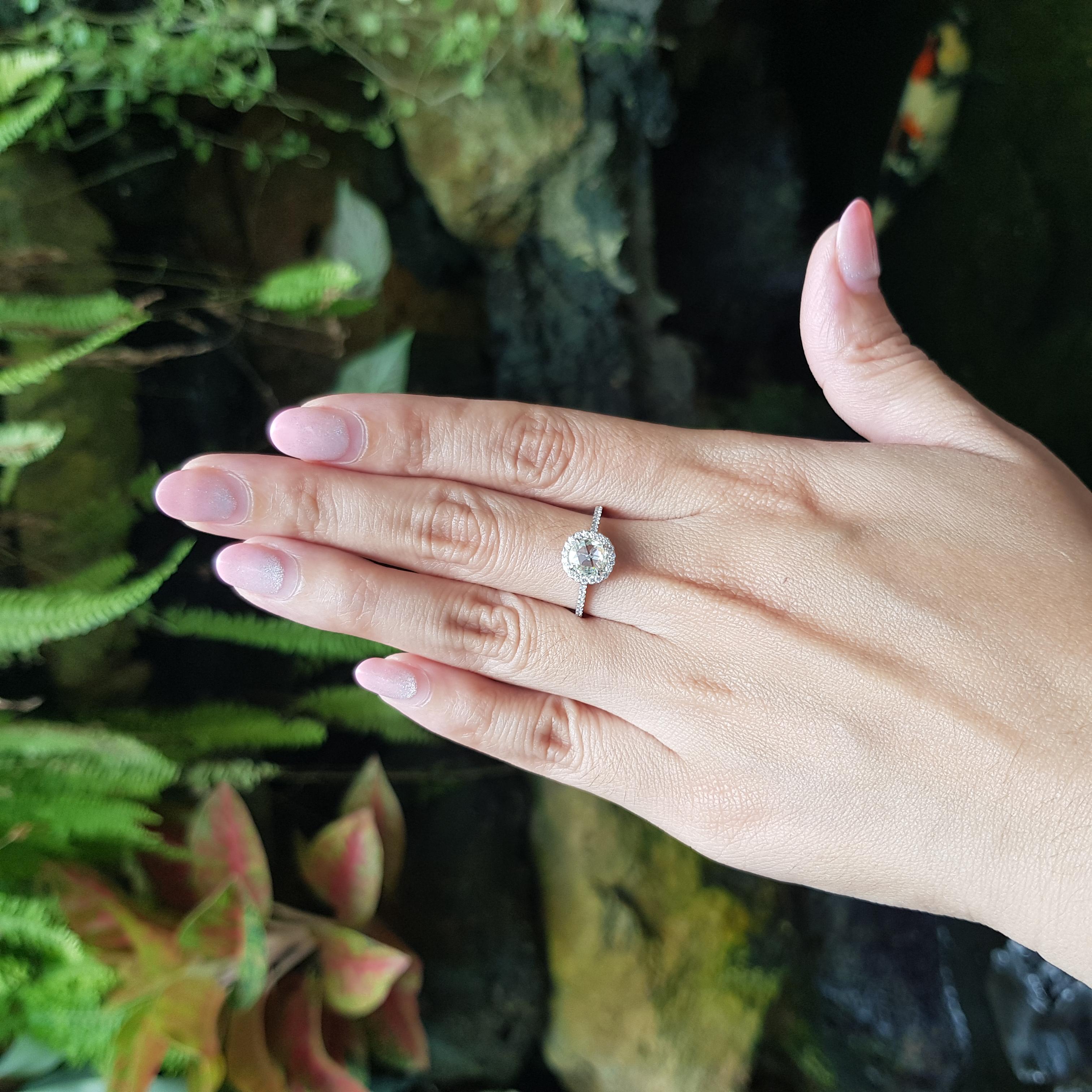 Bague en or blanc 18K sertie d'un diamant de 0,97 carat et d'un diamant de 0,29 carat

Largeur :  0,9 cm 
Longueur : 0,9 cm
Taille de l'anneau : 54
Poids total : 2.67 grammes

