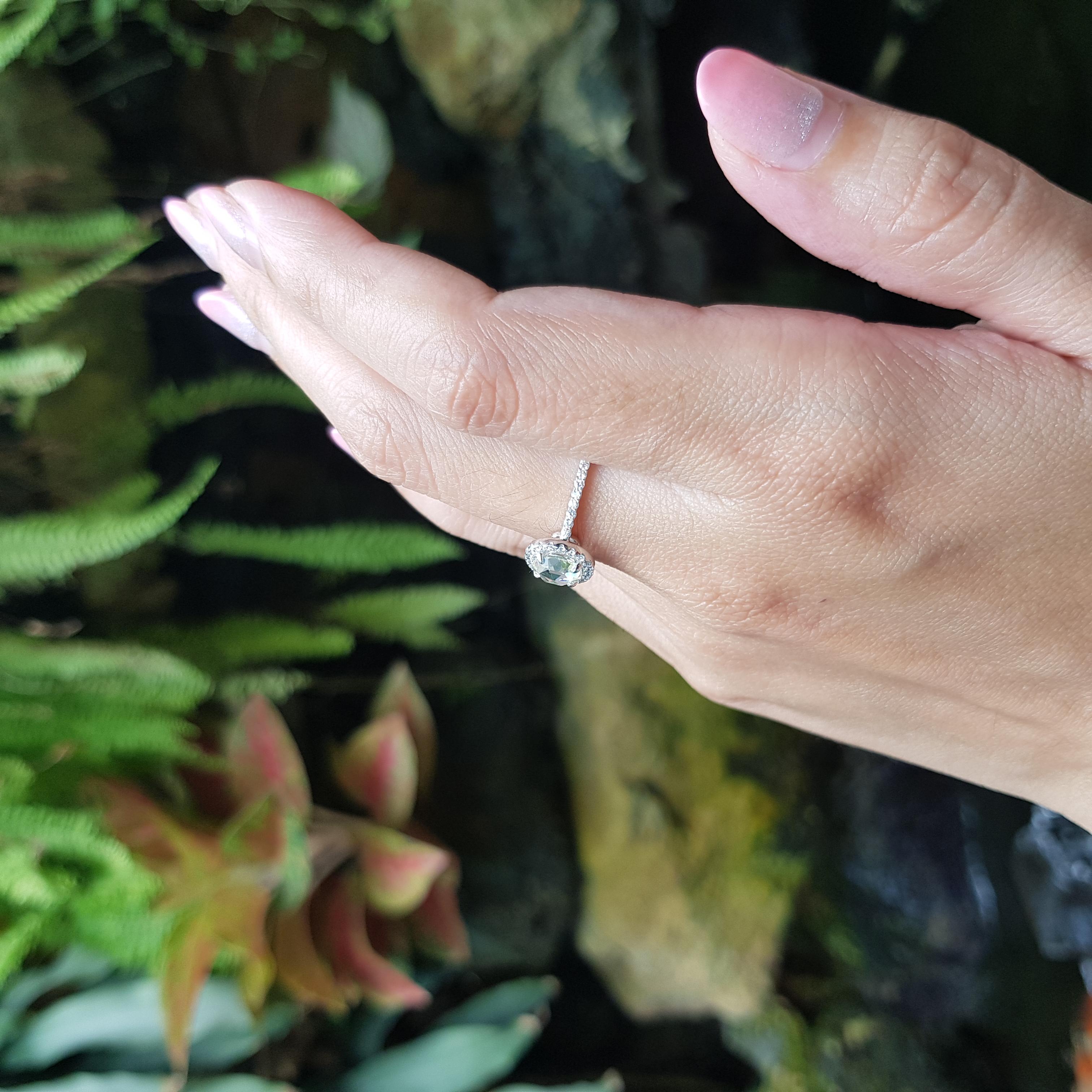 Contemporain Bague en or blanc 18 carats sertie de diamants taillés en rose en vente