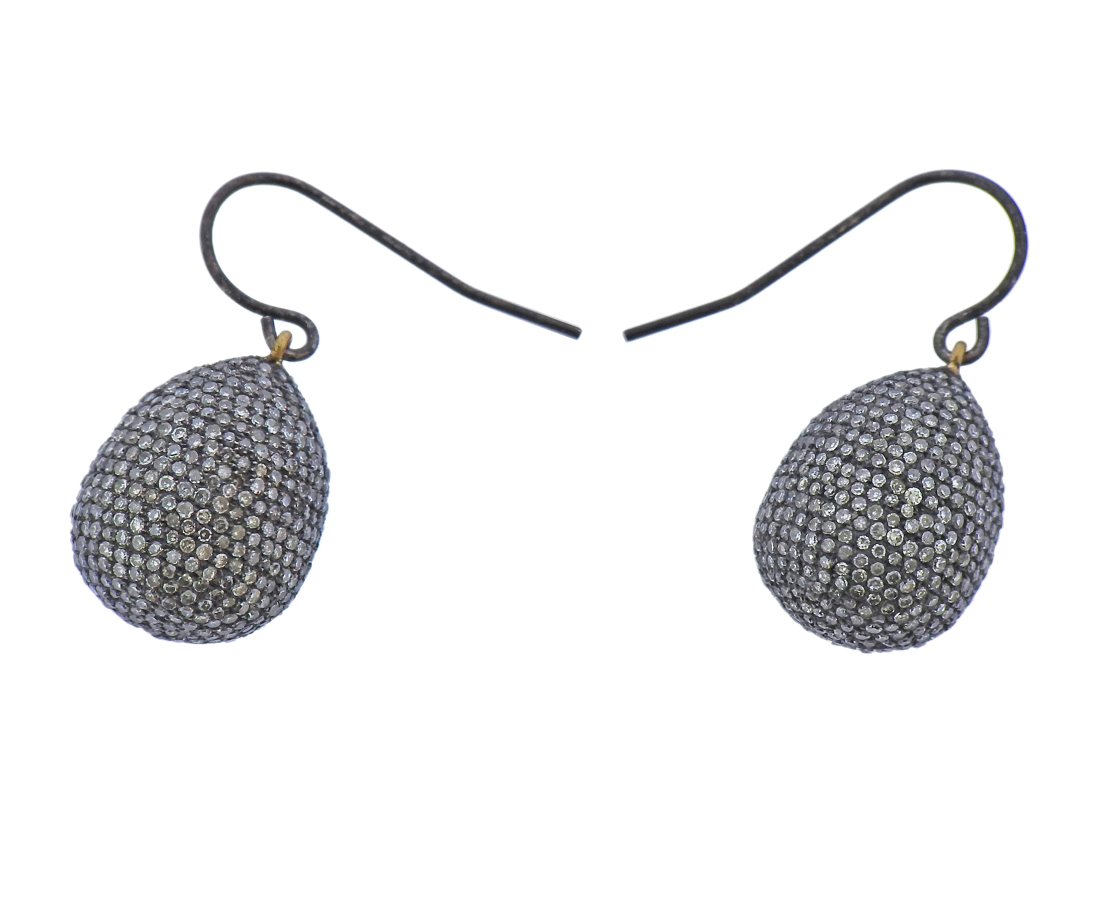 Ein Paar Ohrringe aus Silber und Gold mit Diamanten im Rosenschliff. Die Ohrringe sind 28 mm lang und 12,5 mm breit. Gewicht - 7,7 Gramm. 