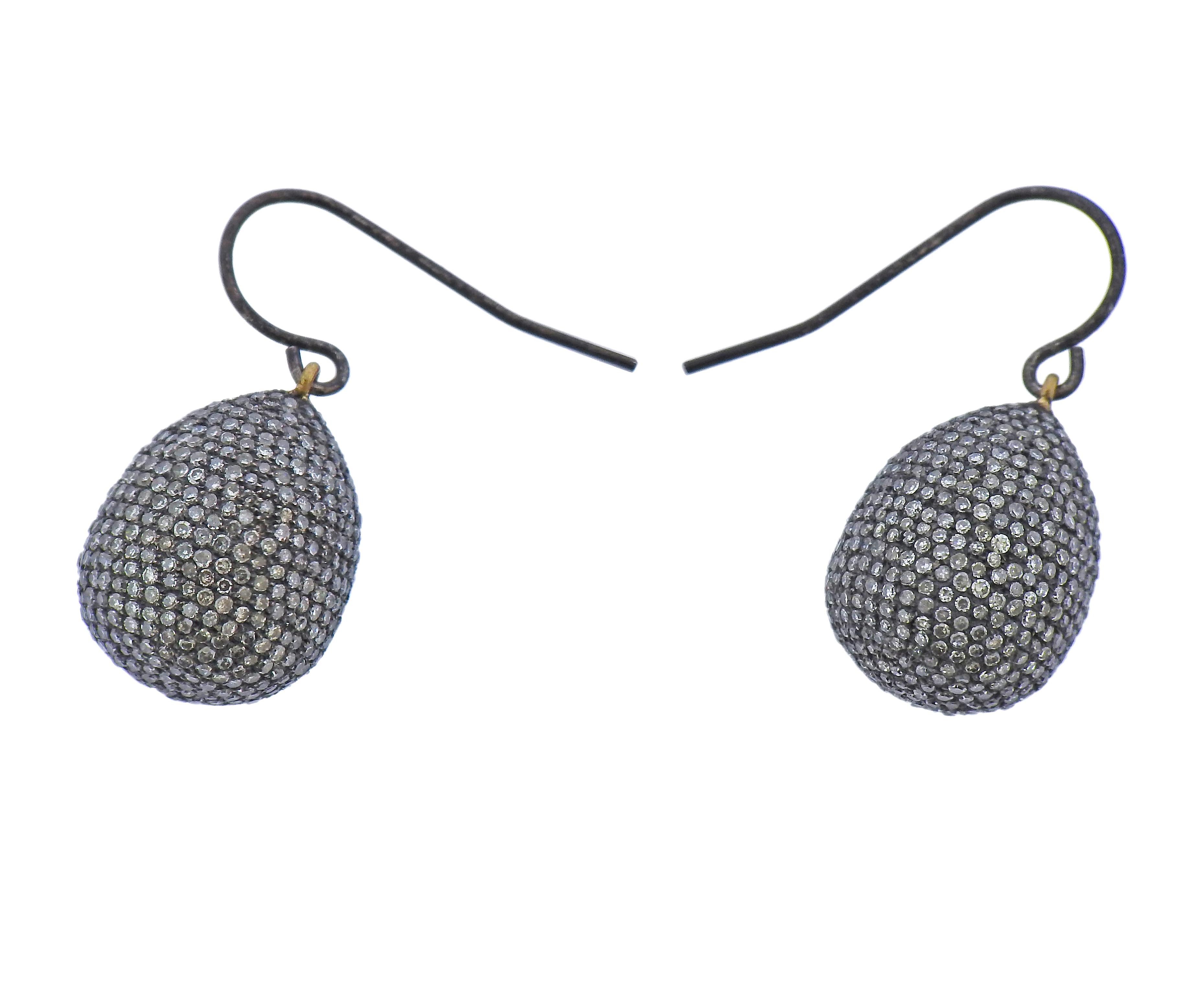 Paire de boucles d'oreilles en argent et or avec des diamants taillés en rose. Les boucles d'oreilles mesurent 28 mm de long et 12,5 mm de large. Poids - 7.7 grammes. 