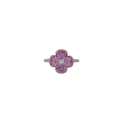 Bague à fleur entourée d'un diamant taille rose et de saphirs roses ovales