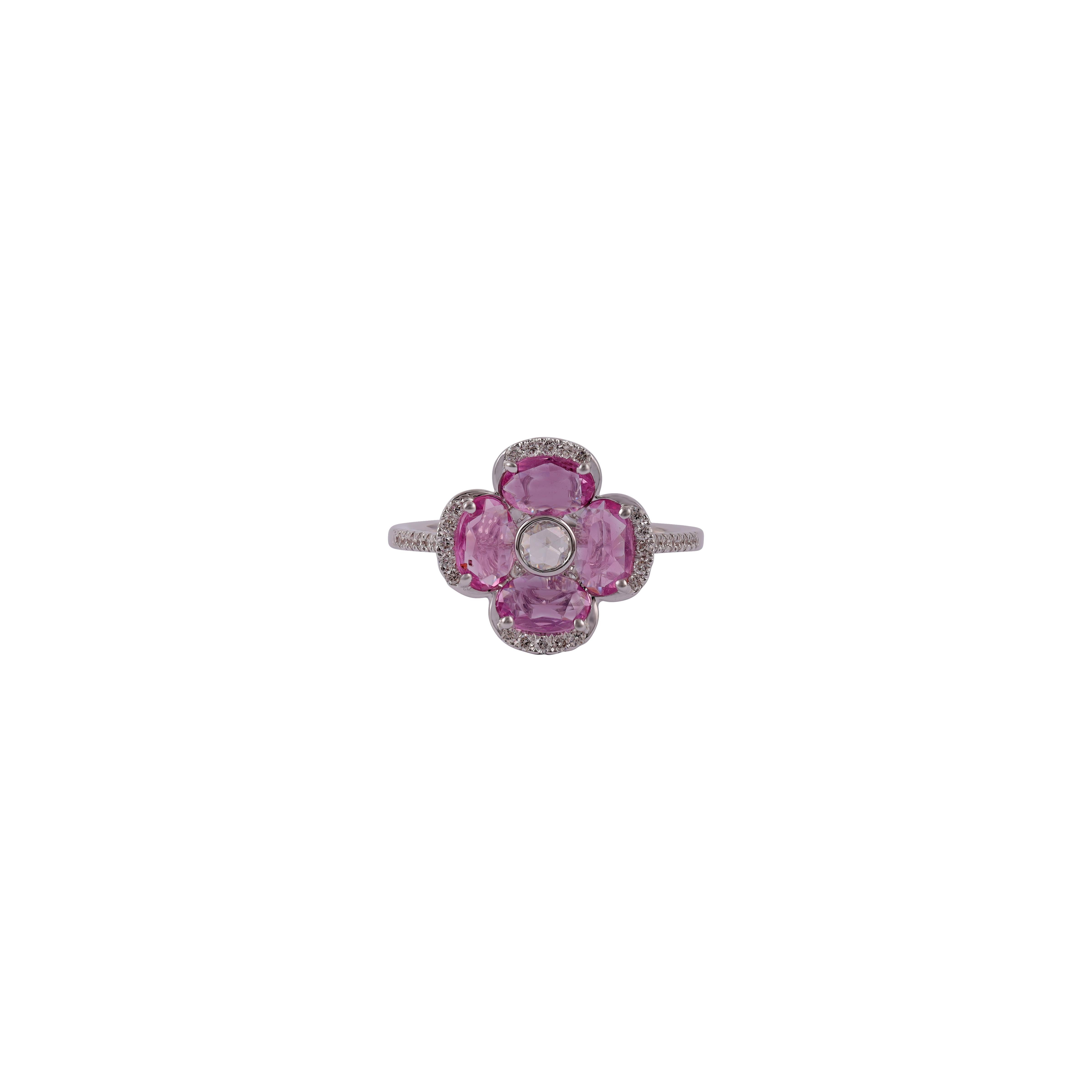 Blumenring mit Diamant im Rosenschliff, umgeben von ovalem rosa Saphir
1 Rose geschnitten  Diamant - 0,06 CTS
4 ovale rosa Saphire - 1,34 CTS
36 Runder Brillantschliff 0,22 CTS
18k Weißgold.

