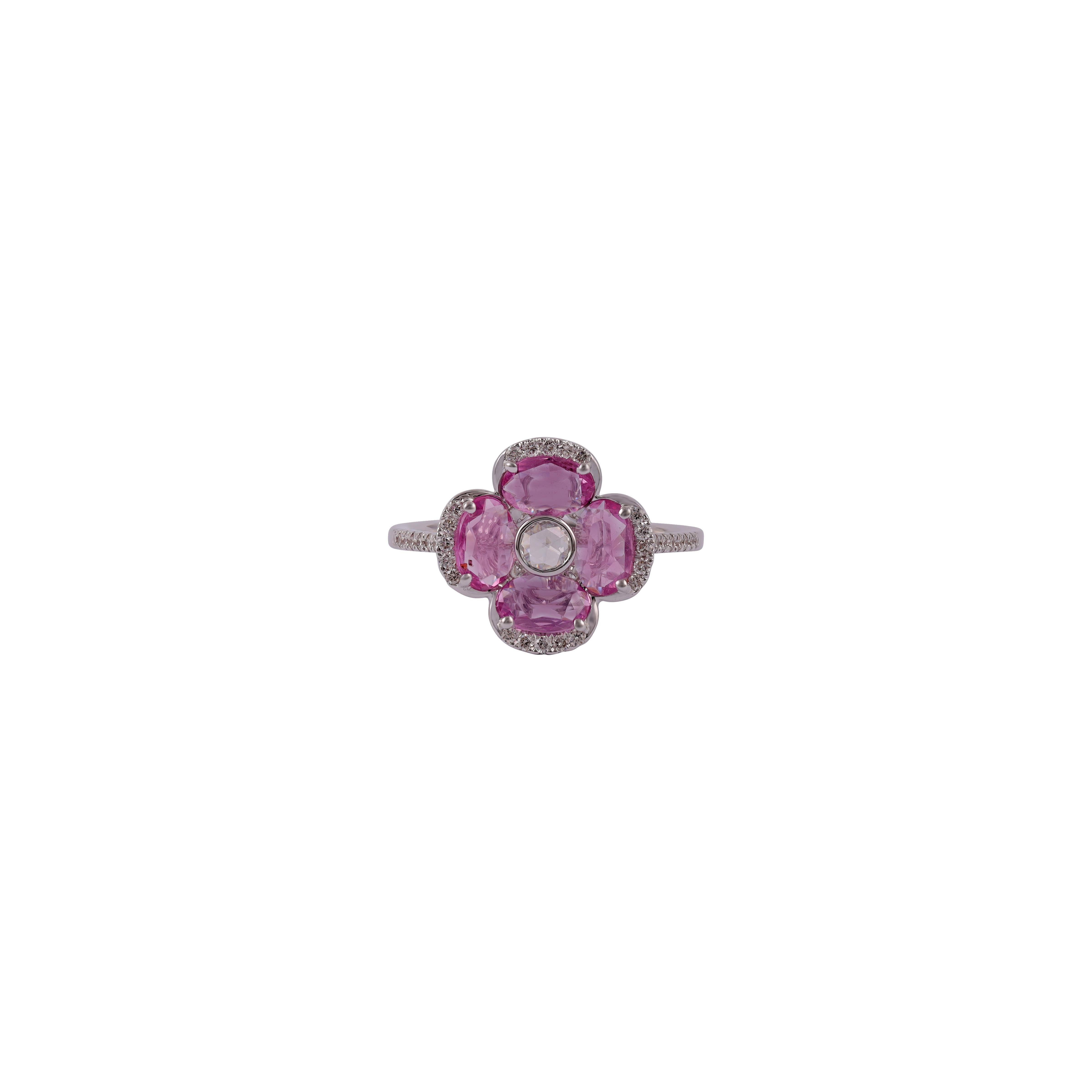 Bague fleur en diamant taillé en rose entouré de saphir rose ovale
1 Rose coupée  Diamant - 0,06 CTS
4 Saphir rose ovale - 1.34 CTS
36 Taille ronde Brilliante 0.22 CTS
Or blanc 18k.

