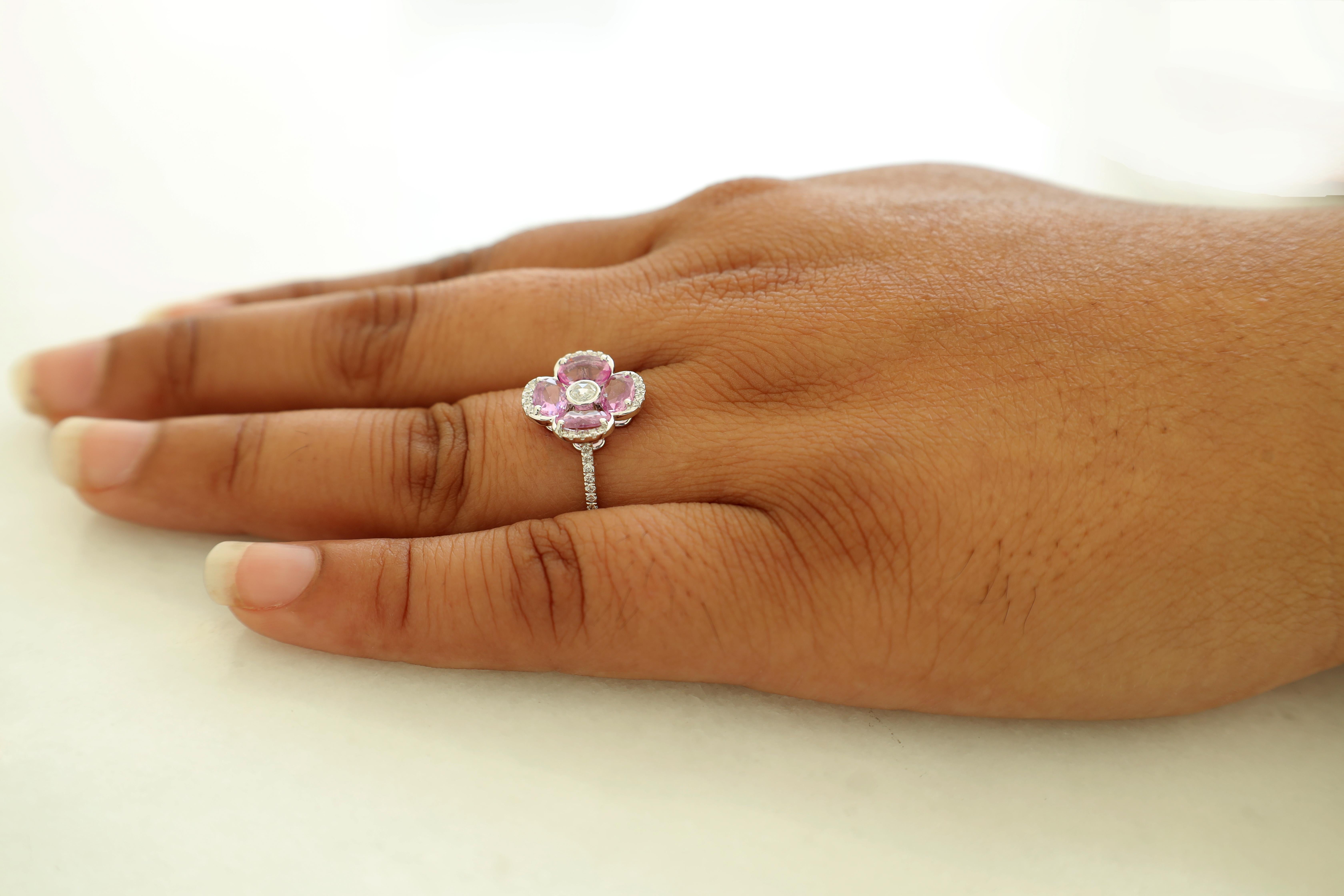 Rose Cut Diamond Surrounded by Oval Pink Sapphire Flower Ring In New Condition For Sale In Jaipur, Rajasthan