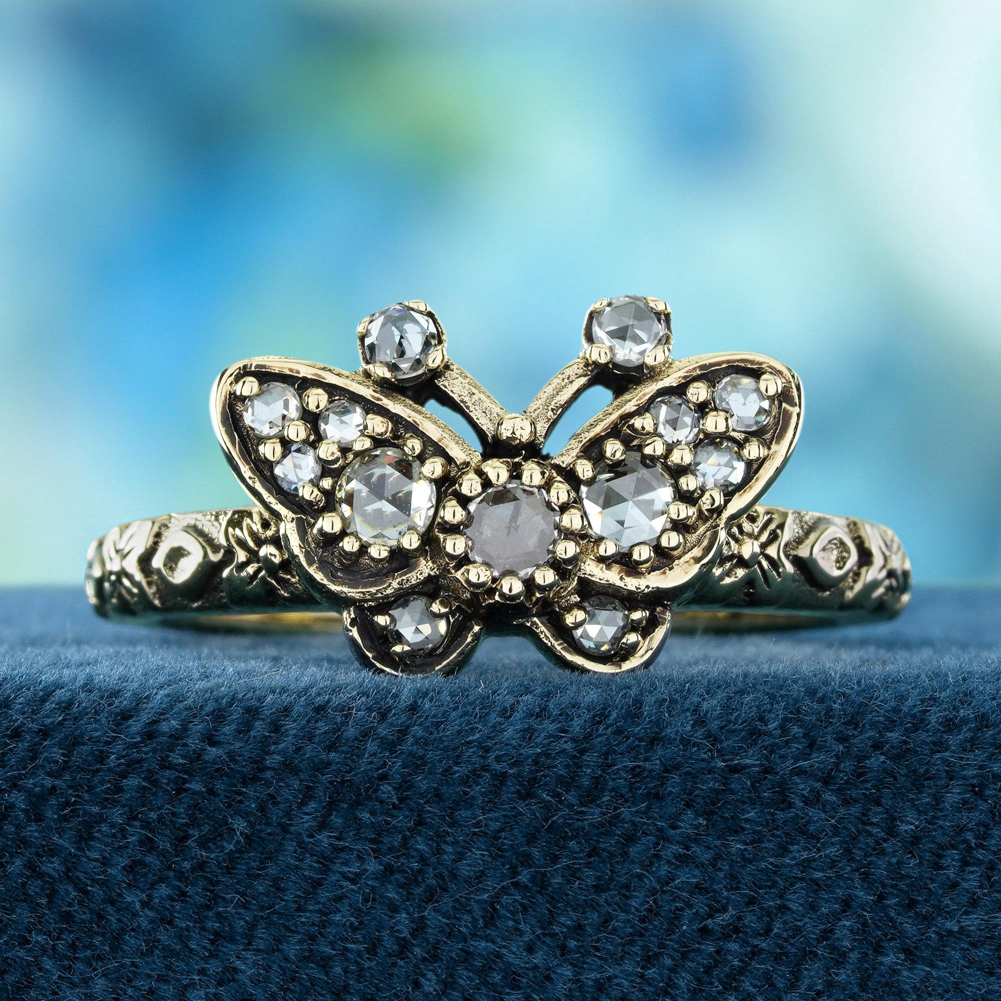 Dieser Ring im Vintage-Stil zeigt ein zartes Schmetterlingsdesign voller romantischem Charme. Besetzt mit natürlichen Diamanten im Rosenschliff, die mit sanftem, antikem Glanz funkeln.
Die filigranen Metallarbeiten betonen die anmutigen Kurven der