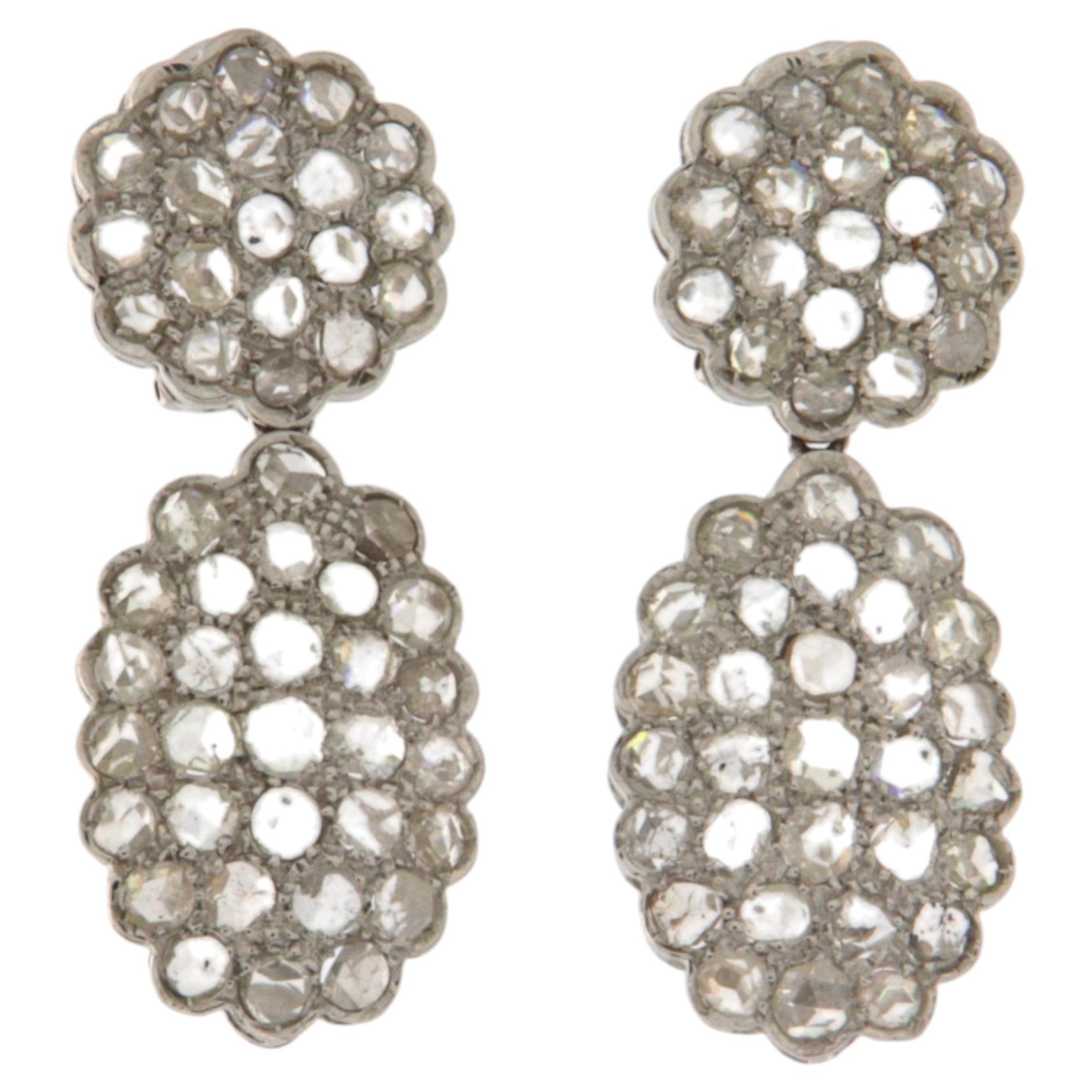 Boucle d'oreille pendante en or blanc 14 carats sertie de diamants d'époque en vente