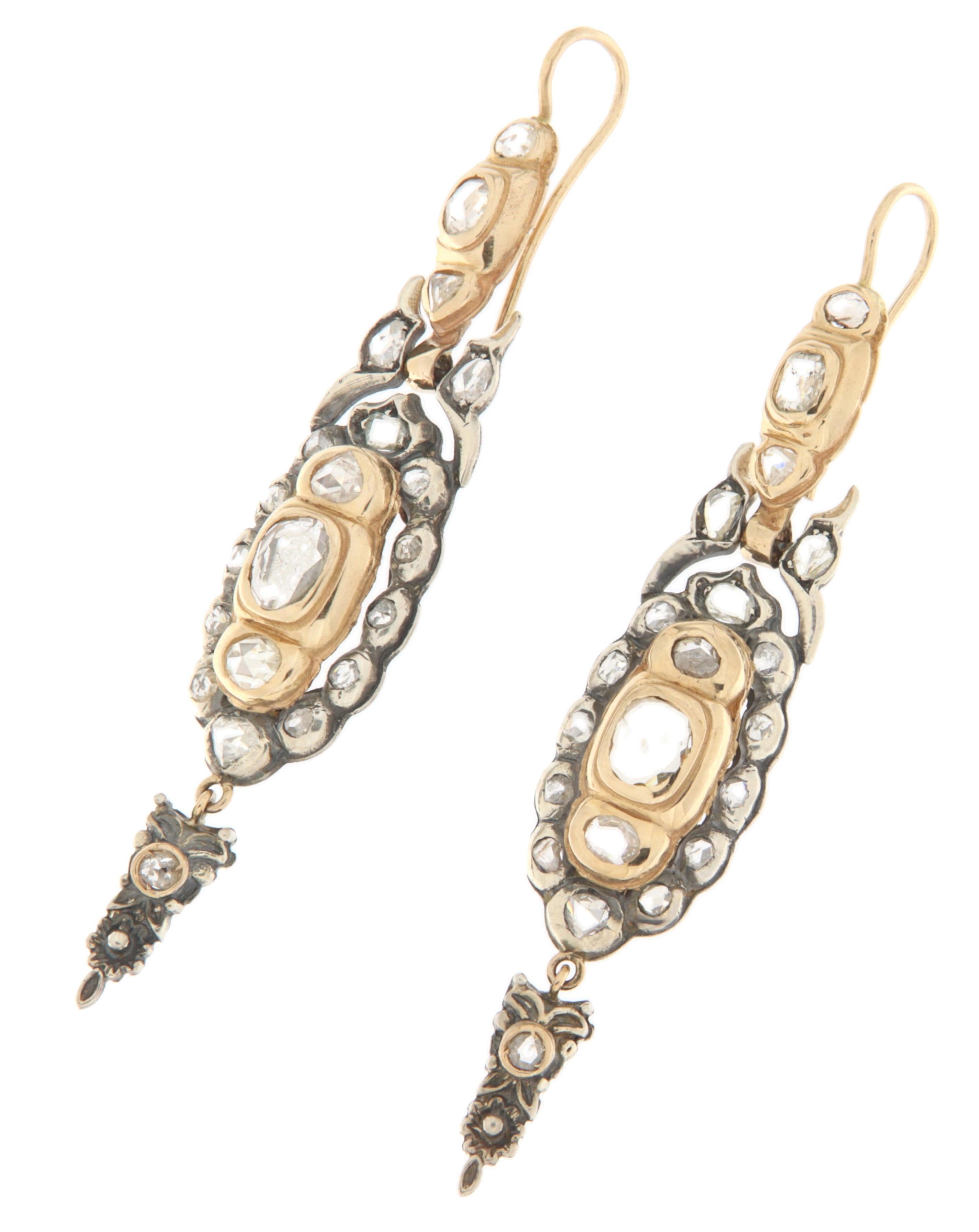 Boucles d'oreilles en or jaune 14k et argent avec diamants anciens taillés en rose - Chef-d'œuvre d'inspiration vintage

Ces exquises boucles d'oreilles en or jaune 14 carats et en argent incarnent l'élégance intemporelle des bijoux anciens,