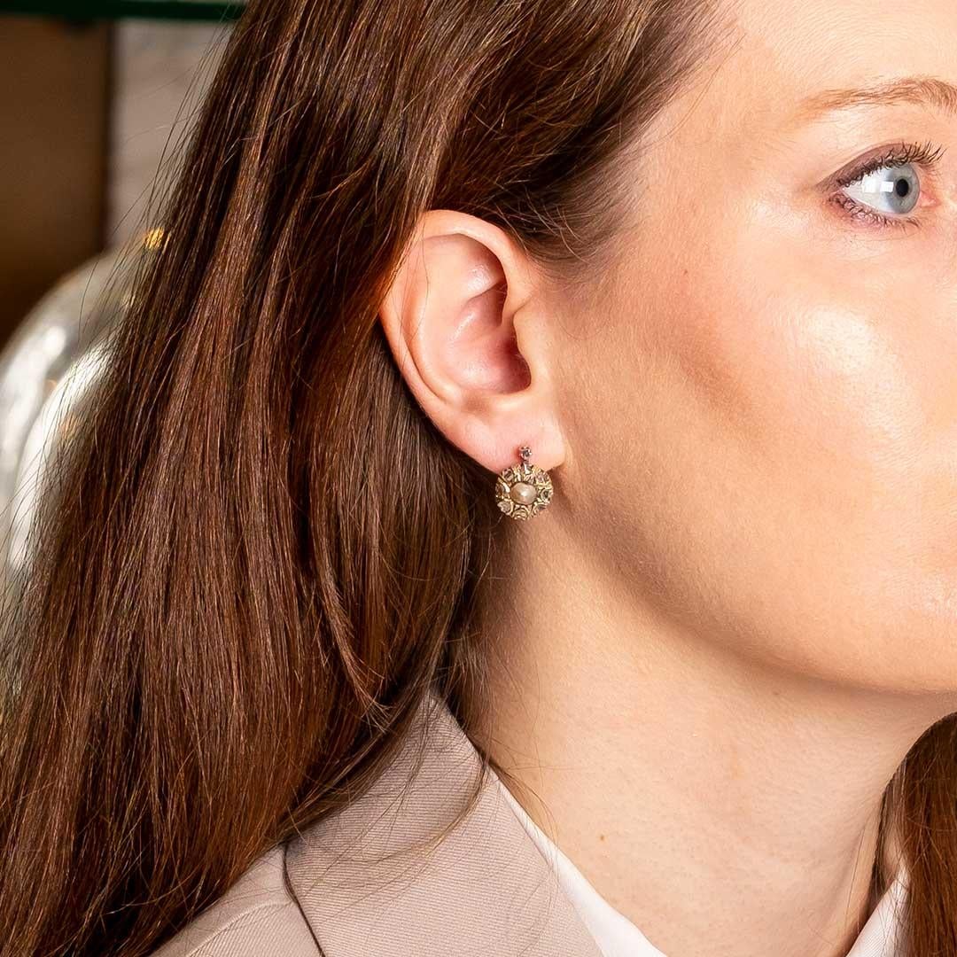 Boucles d'oreilles anciennes du début des années 1900, C.C., serties en or 9ct de diamants taillés en rose et de perles baroques, probablement du sud de l'Italie.
Fermeture à levier au dos.

Faits marquants :
- Début des années 1900 C.A.
- Monture
