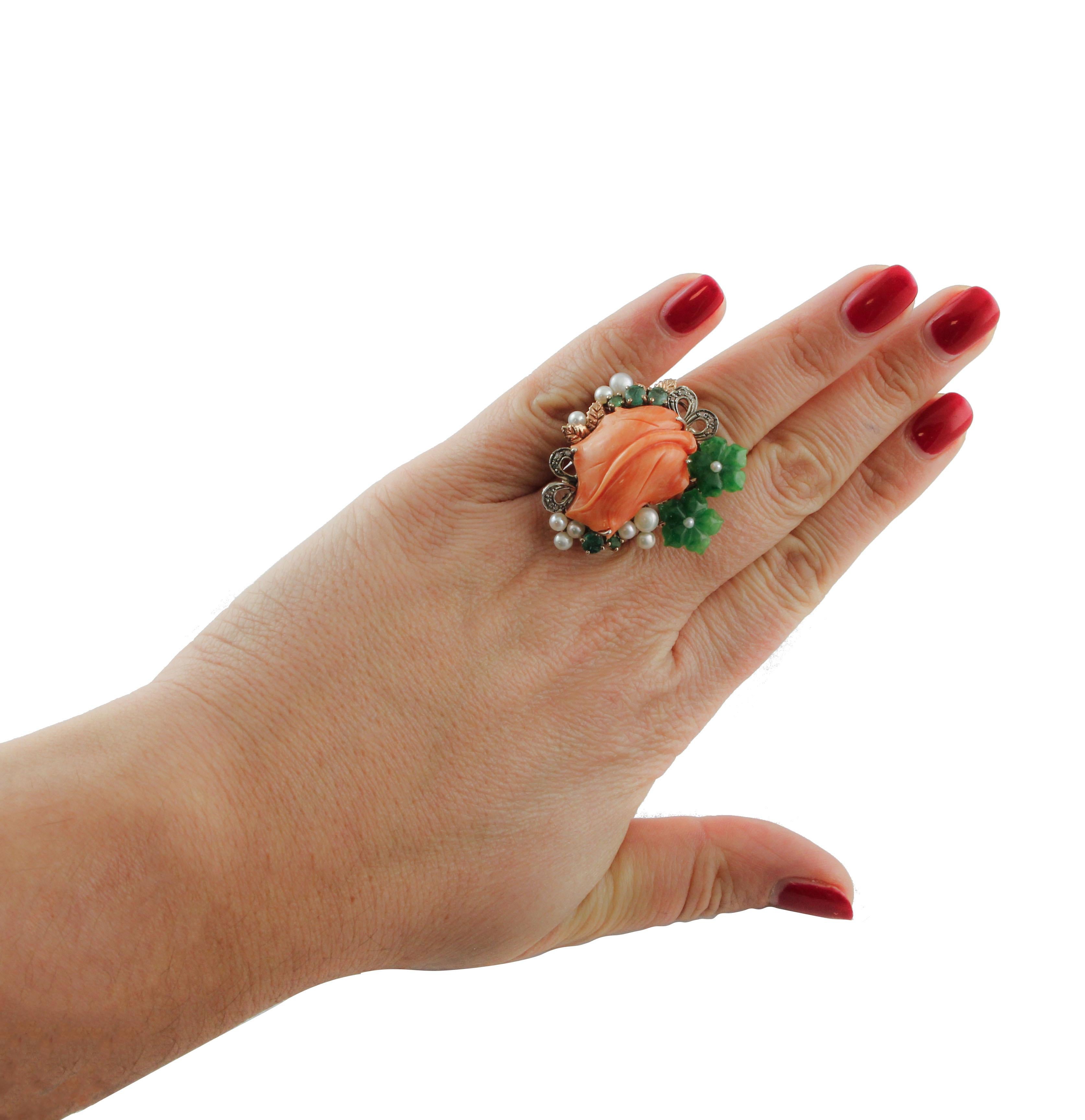 Diamonds Coral Emeralds Green Agate Flowers Little White Pearls Fashion Ring In Excellent Condition For Sale In Marcianise, Marcianise (CE)