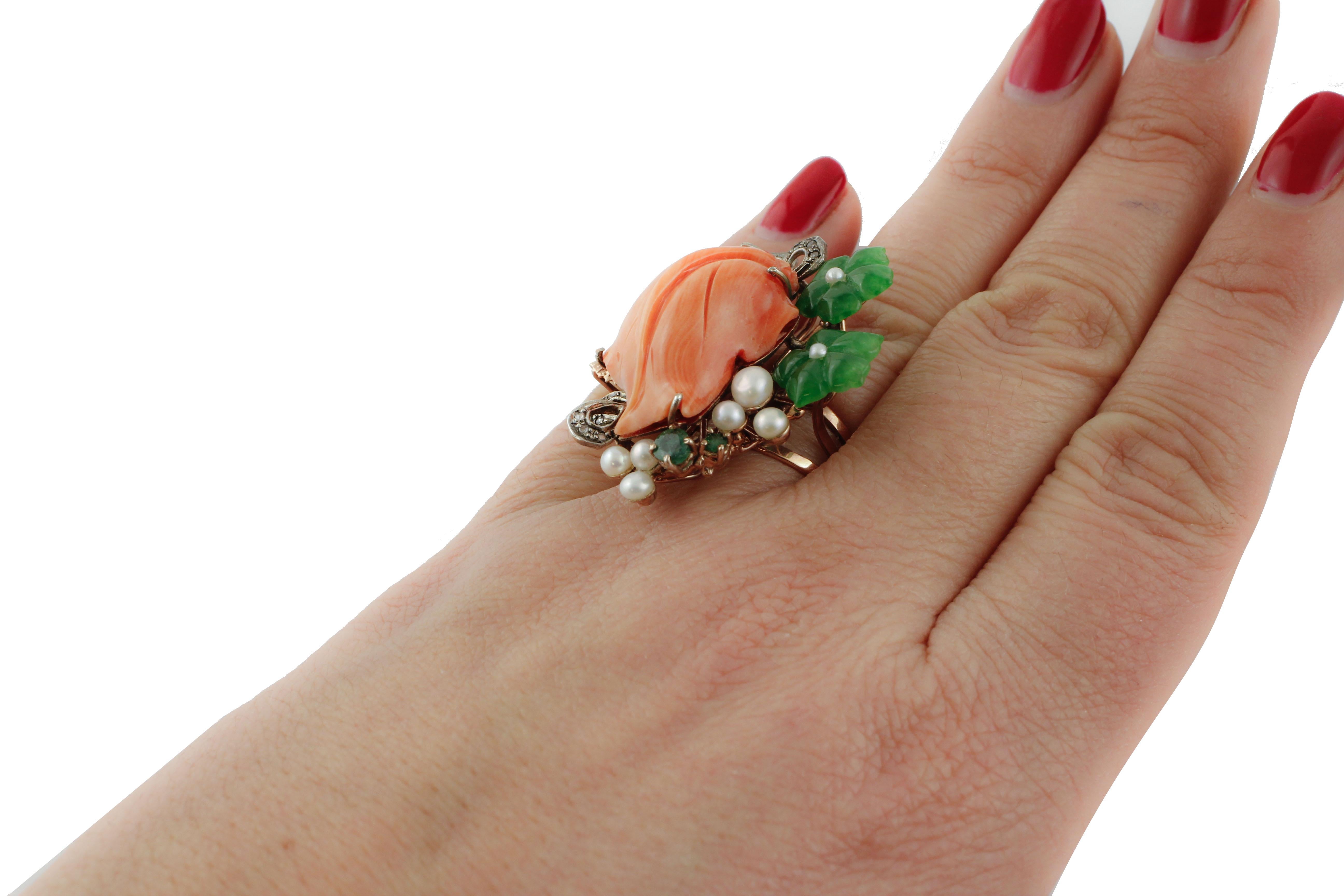 Bague à la mode, diamants, corail, émeraudes, agate verte, fleurs et petites perles blanches en vente 1