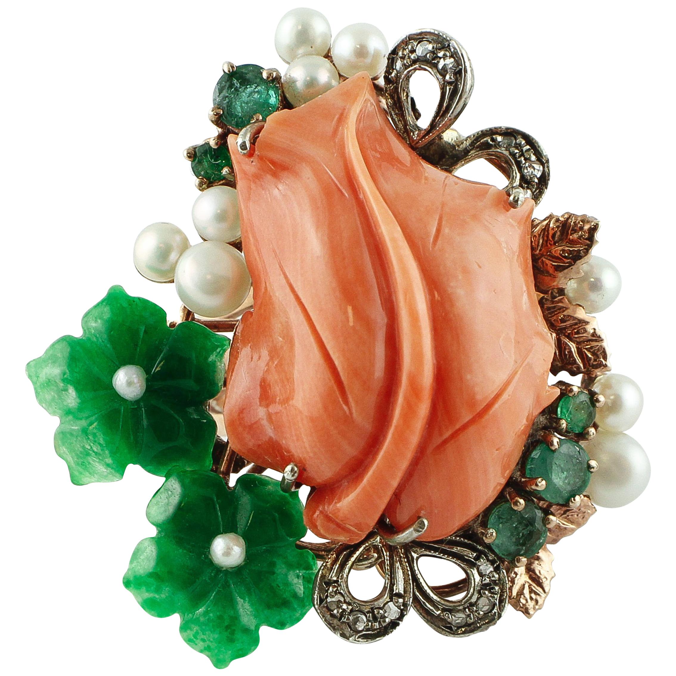 Bague à la mode, diamants, corail, émeraudes, agate verte, fleurs et petites perles blanches