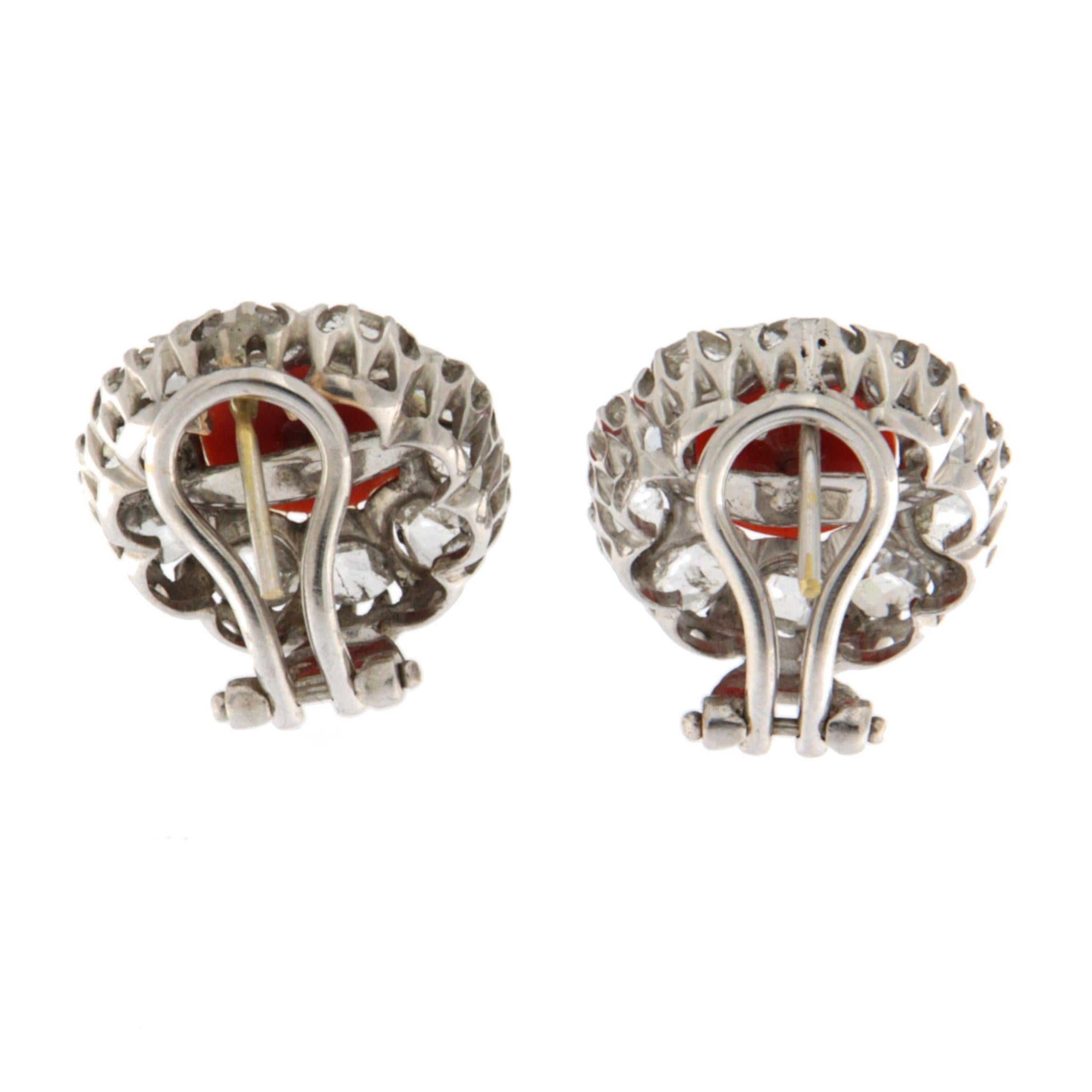 Pendientes de oro blanco de 14 kt con diamantes talla rosa y coral sardo Corte rosa en venta