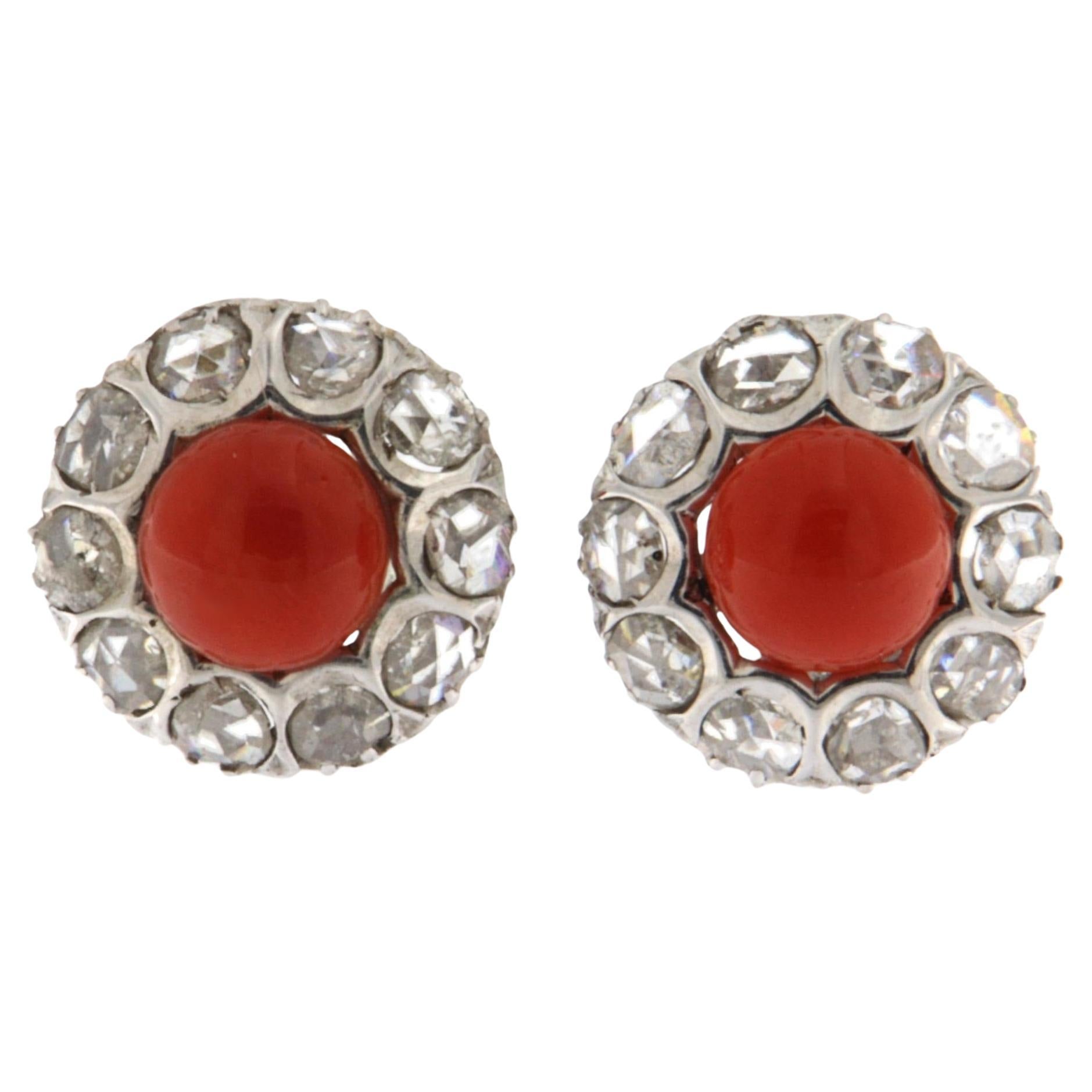 Pendientes de oro blanco de 14 kt con diamantes talla rosa y coral sardo en venta